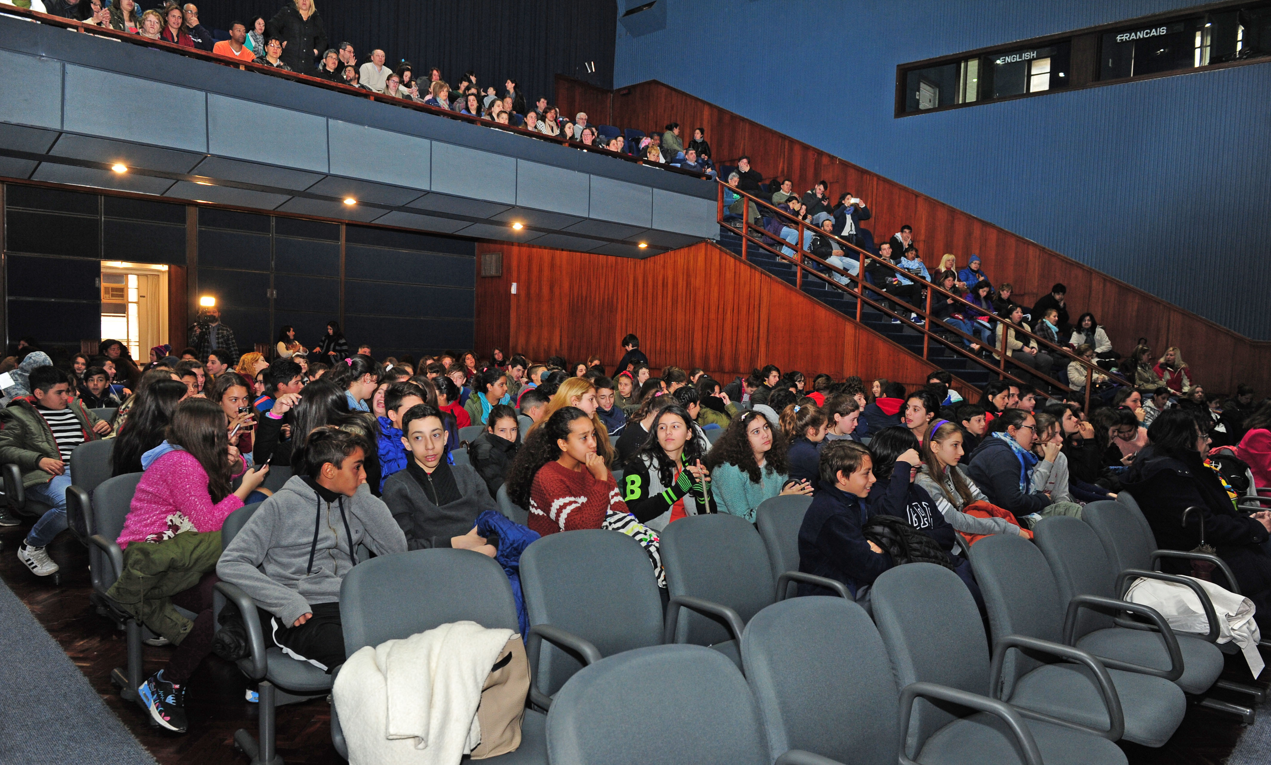 Entrega de certificados de exámenes de la Universidad de Cambridge a alumnos egresados de 6.º año