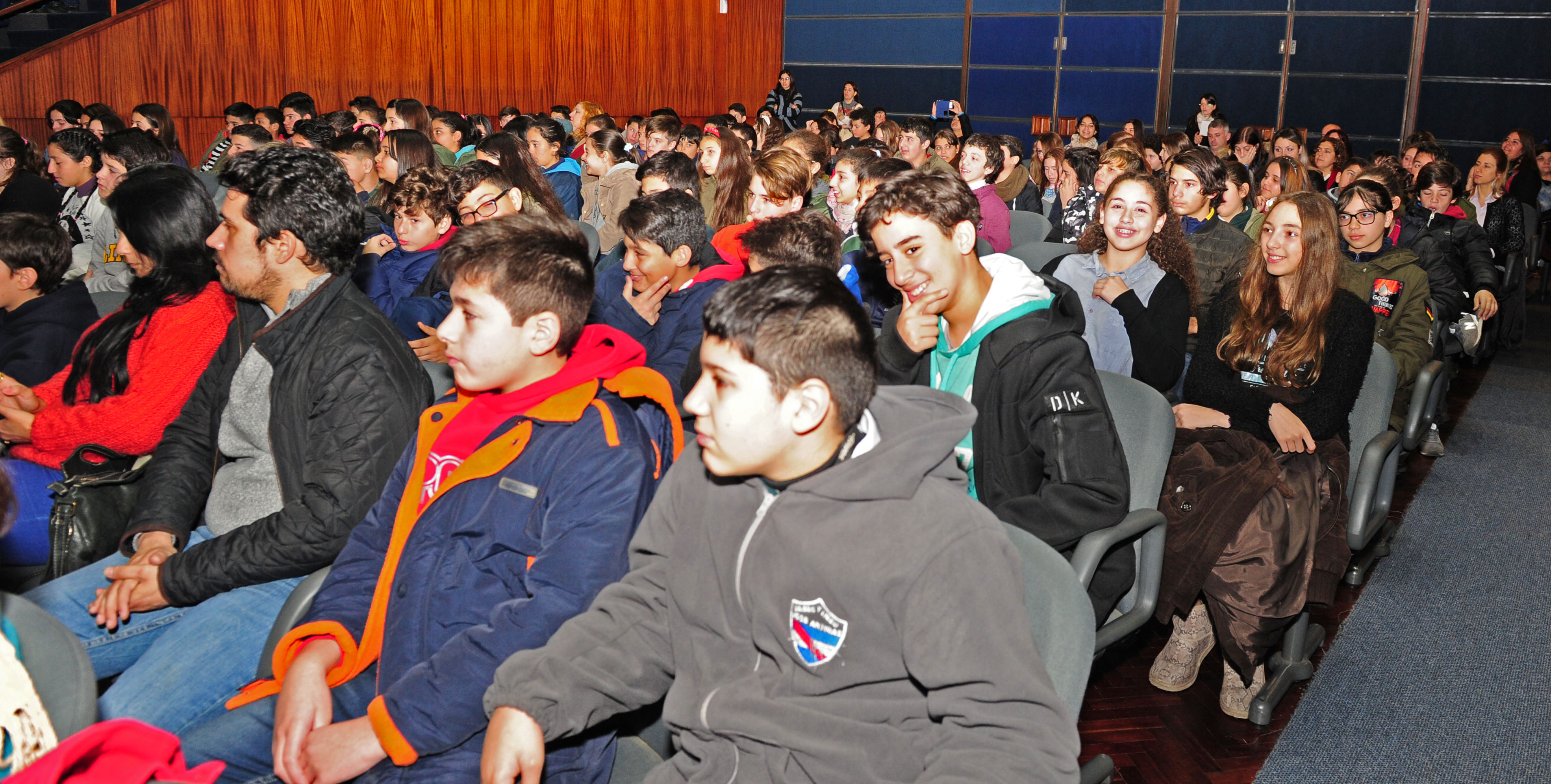 Entrega de certificados de exámenes de la Universidad de Cambridge a alumnos egresados de 6.º año