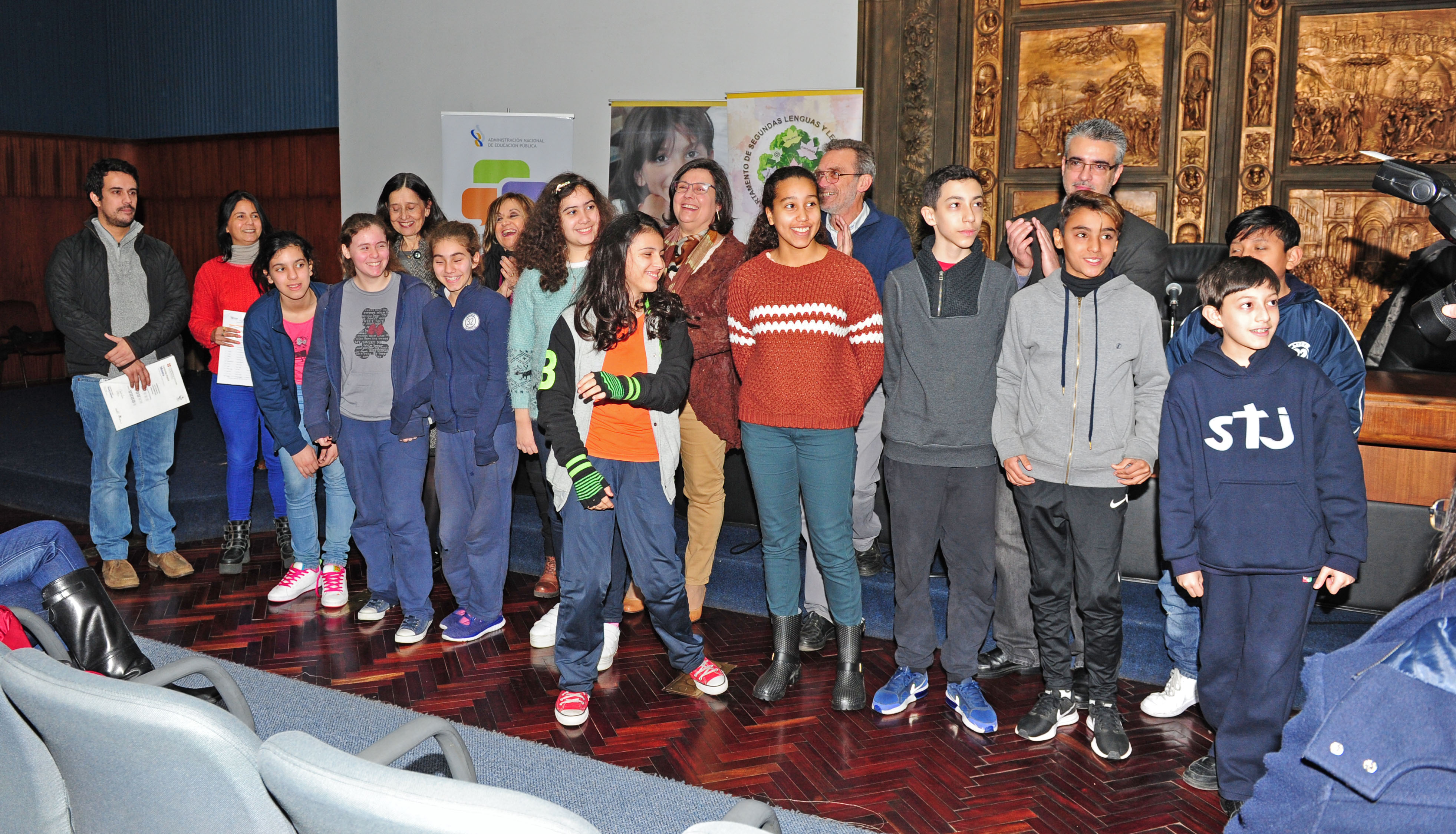 Entrega de certificados de exámenes de la Universidad de Cambridge a alumnos egresados de 6.º año