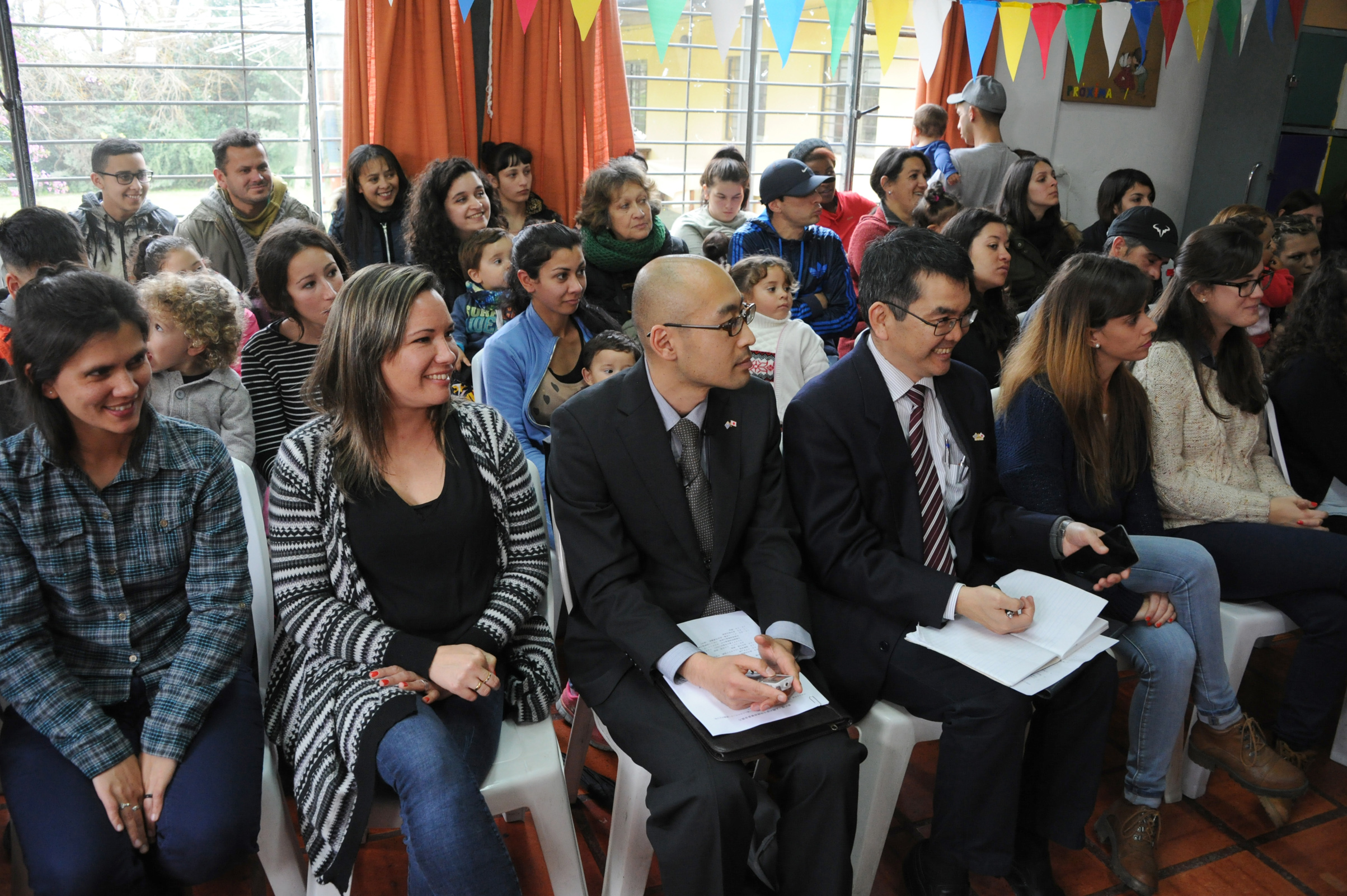 Autoridades y vecinos asistenes al acto