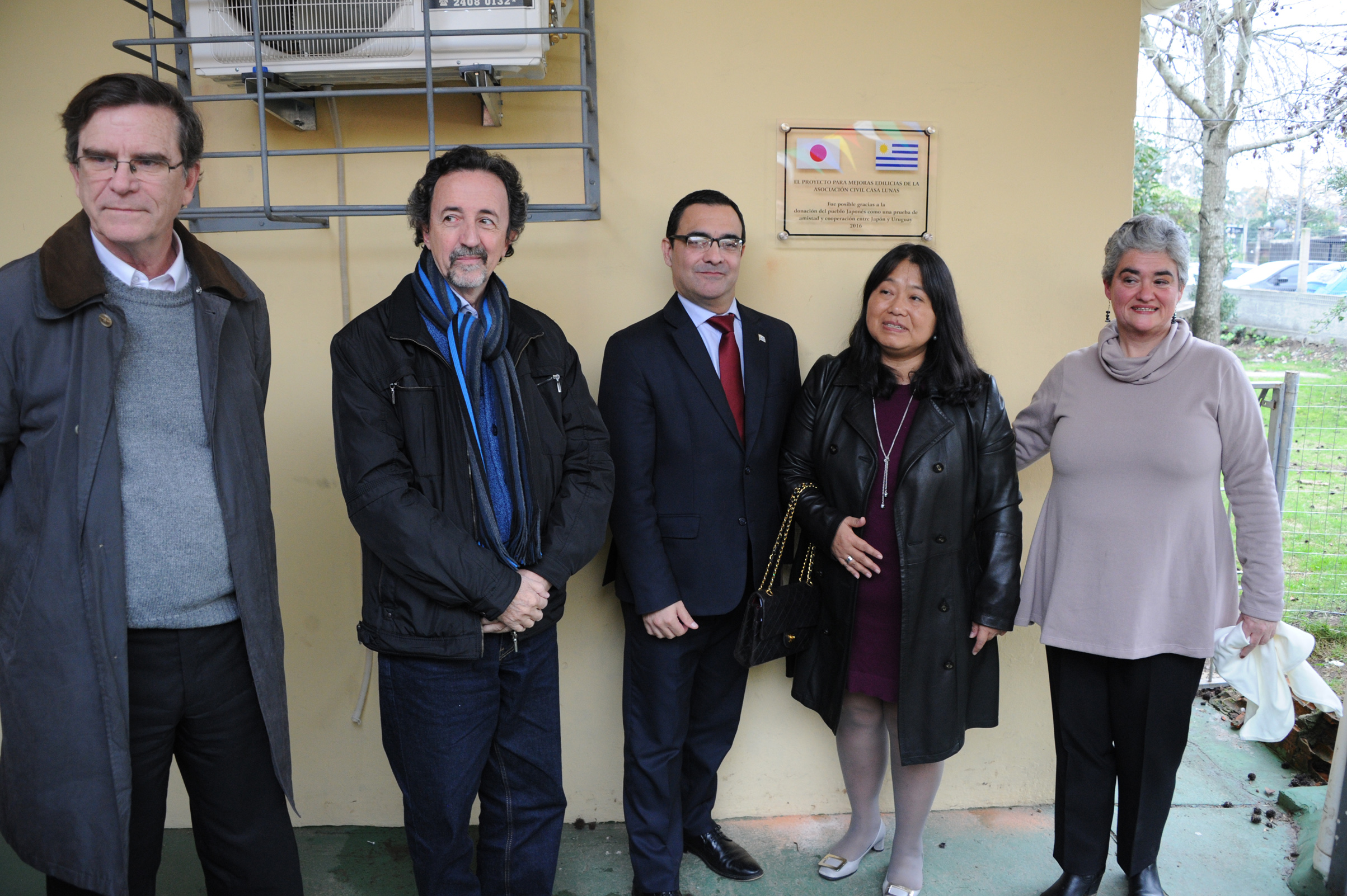 Autoridades luego del descubrimiento de la placa conmemorativa