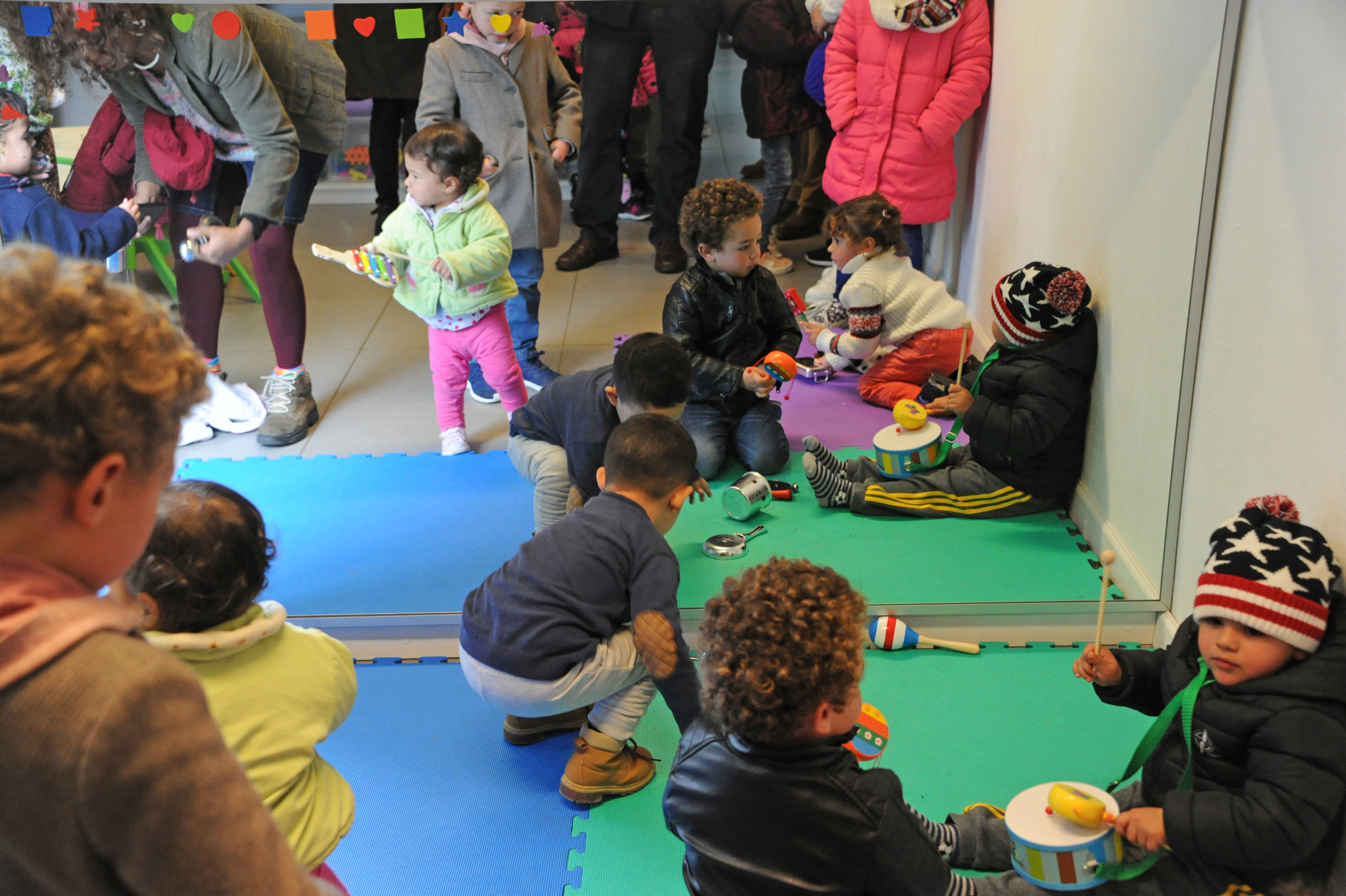 Niños dentro de las nuevas instalaciones del CAIF