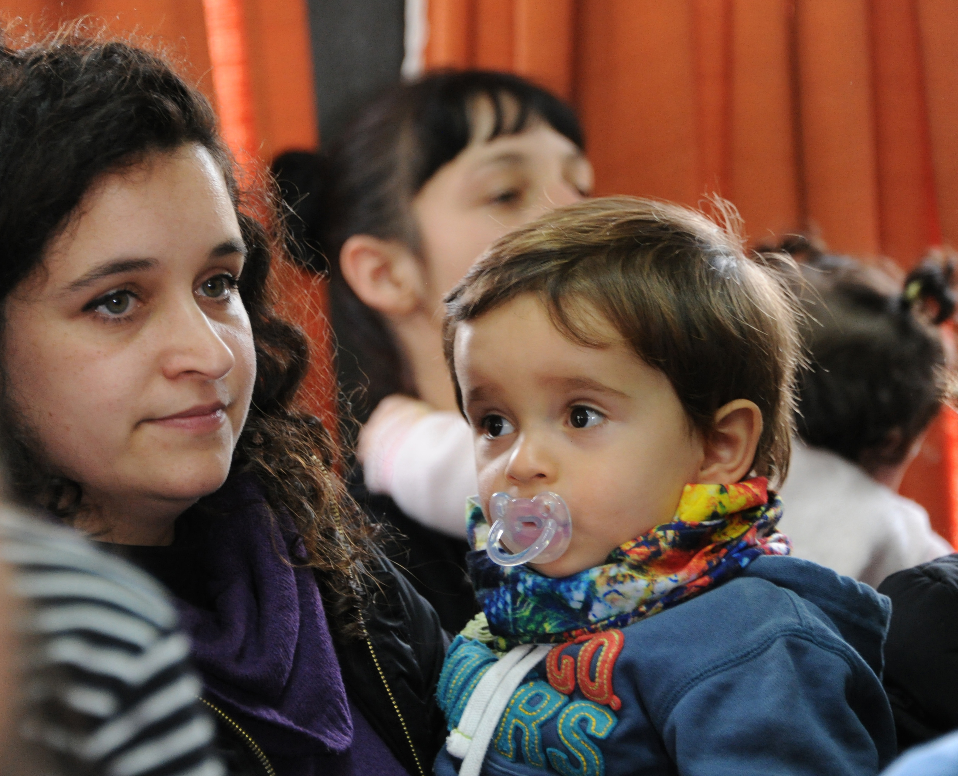 Madre con su niño, asistente al centro CAIF