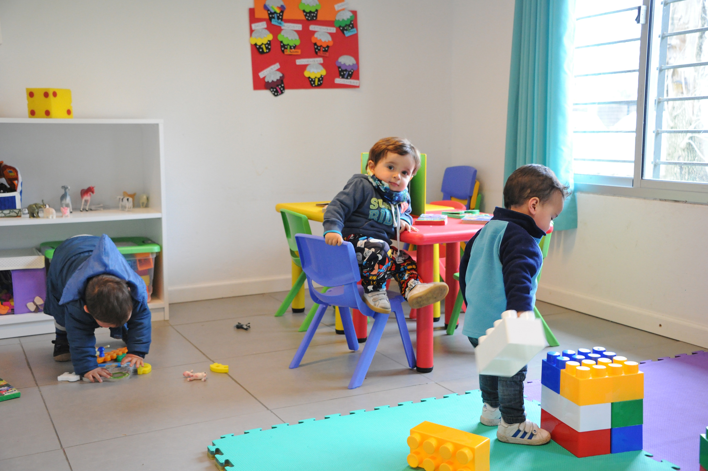 Niños dentro de las nuevas instalaciones del CAIF