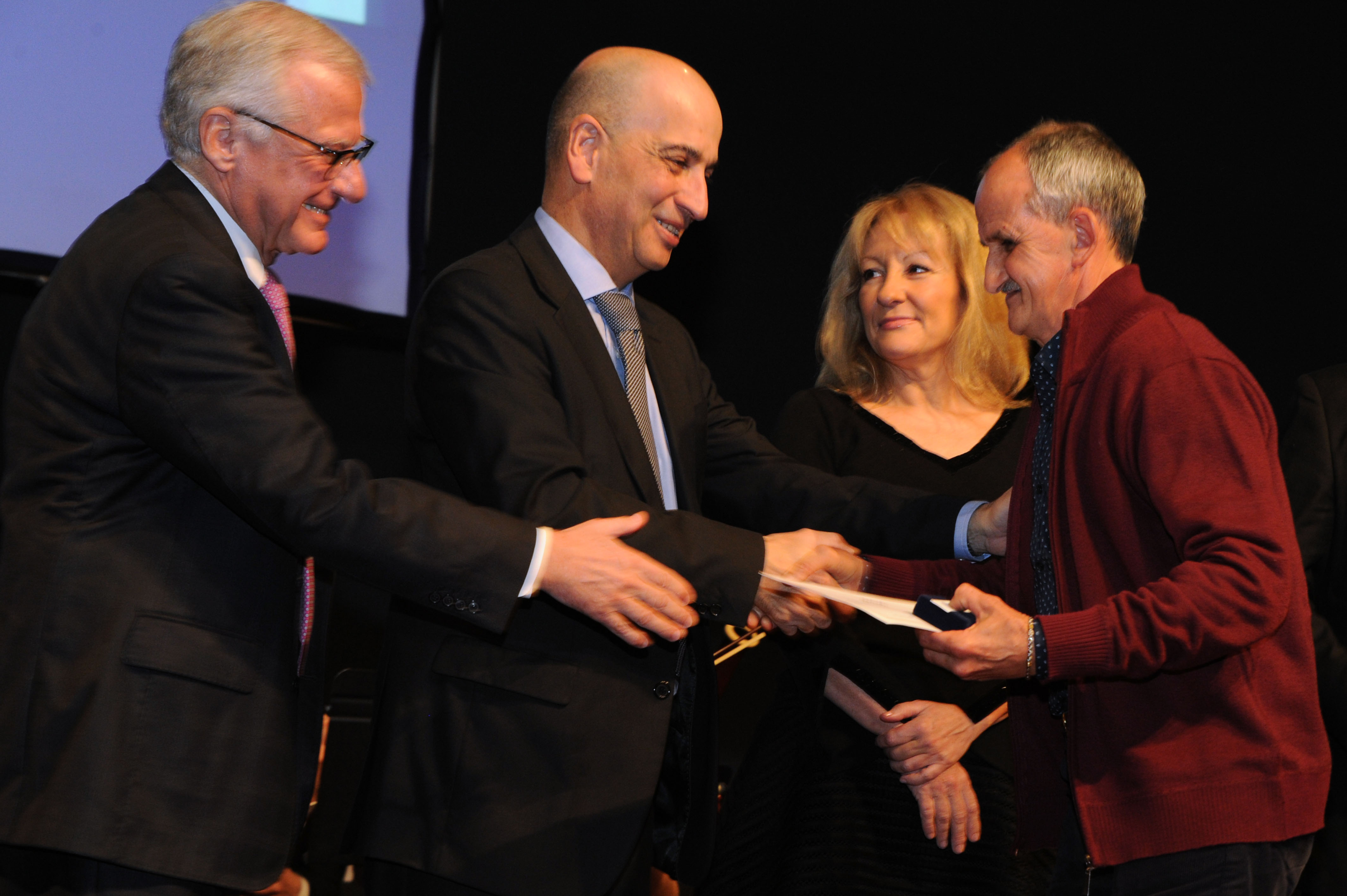 Entrega de reconocimiento a funcionarios