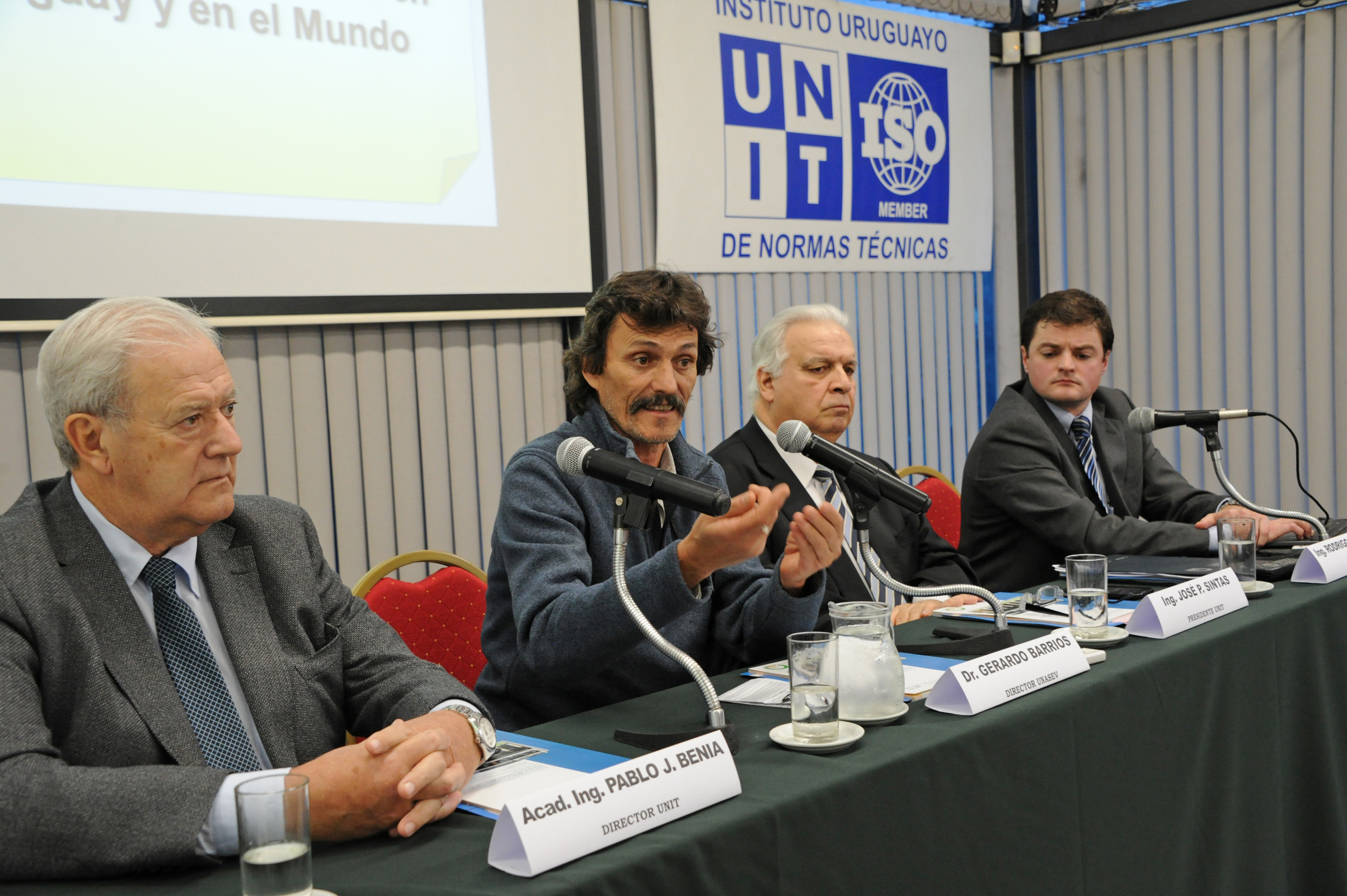 Gerardo Barrios, director de UNASEV, haciendo uso de la palabra