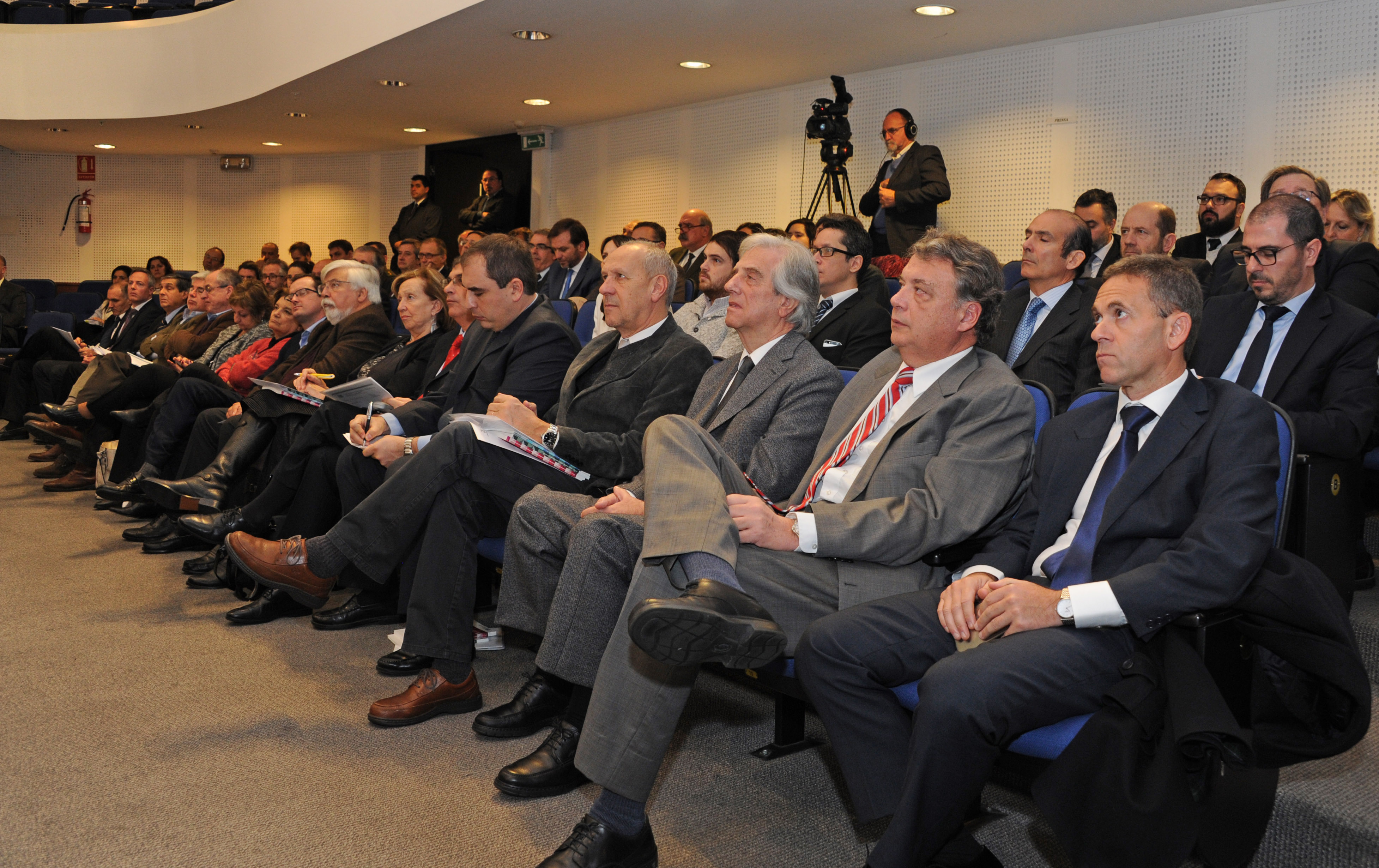 Presidente Tabaré Vázquez junto a autoridades