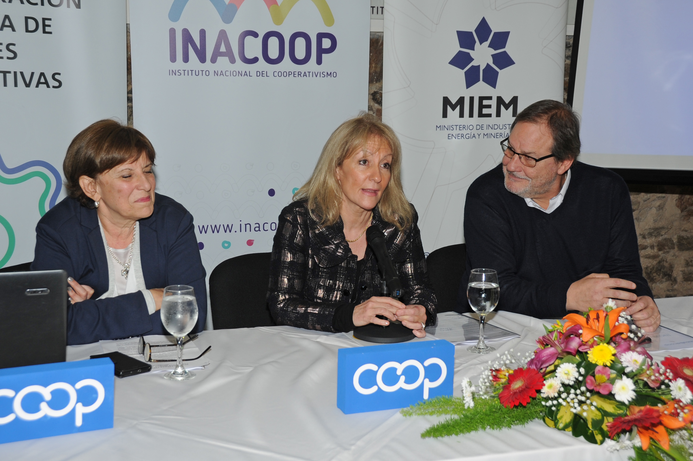 Ministra Carolina Cosse, dirigiéndose a los presentes