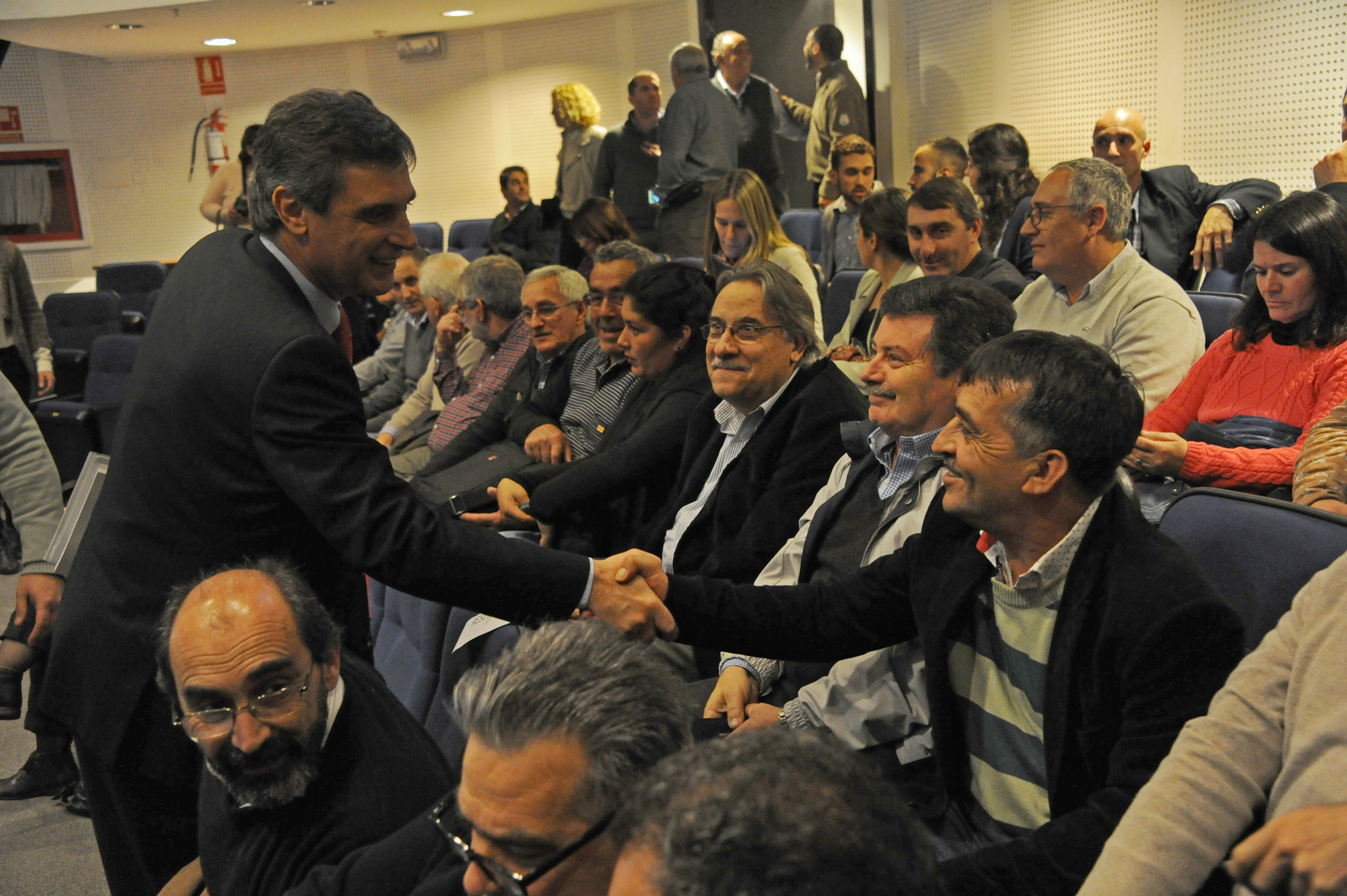 Álvaro García, saluda a los intendentes presentes en el acto