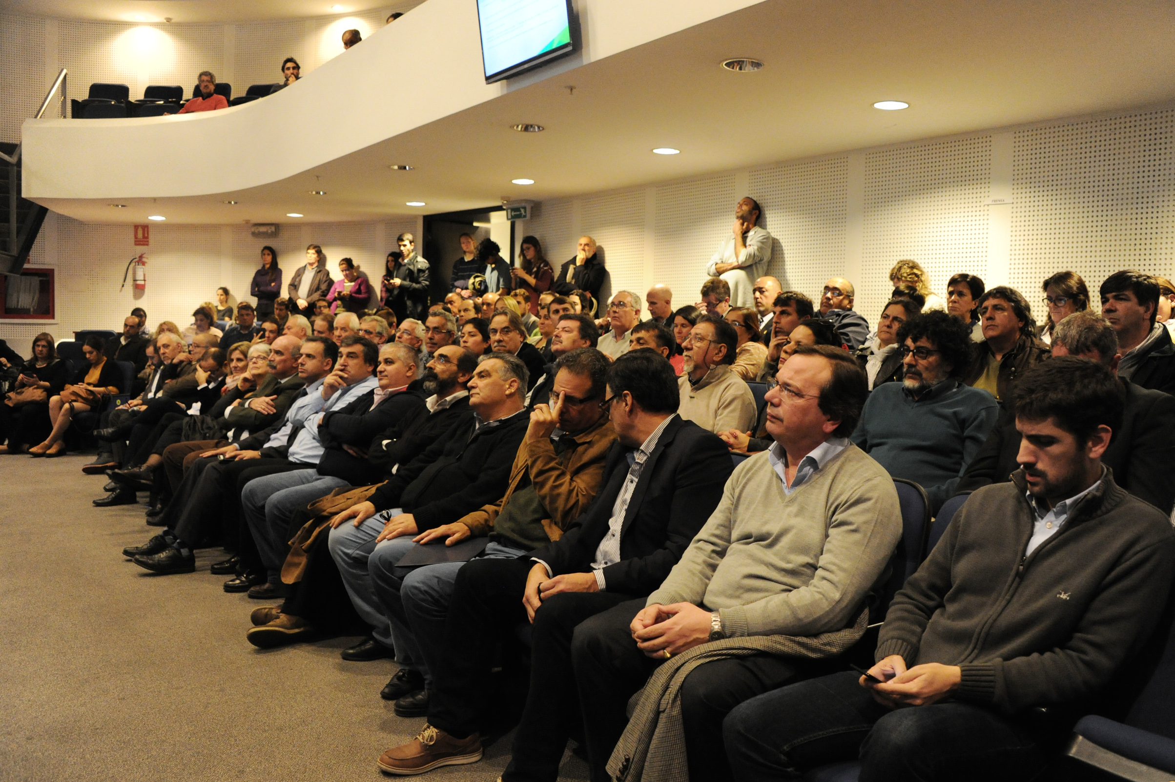 Autoridades junto a asistentes a la actividad