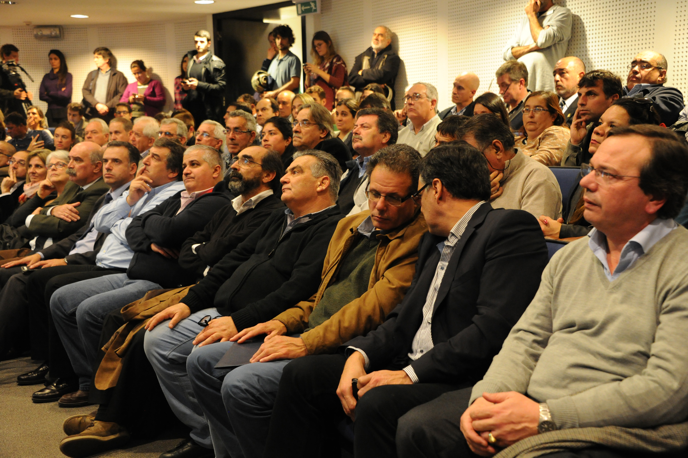 Autoridades junto a asistentes a la actividad