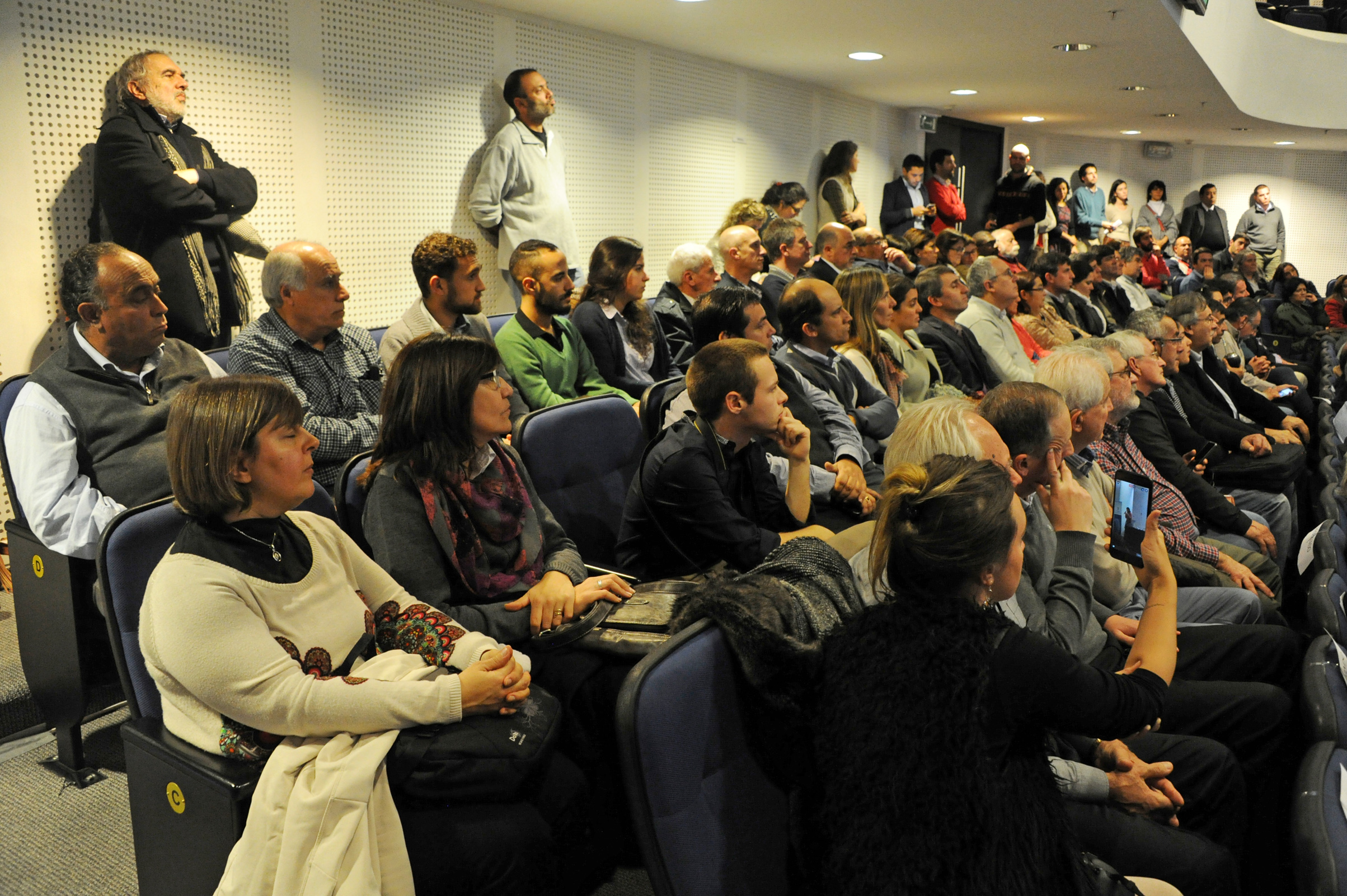 Autoridades junto a asistentes a la actividad