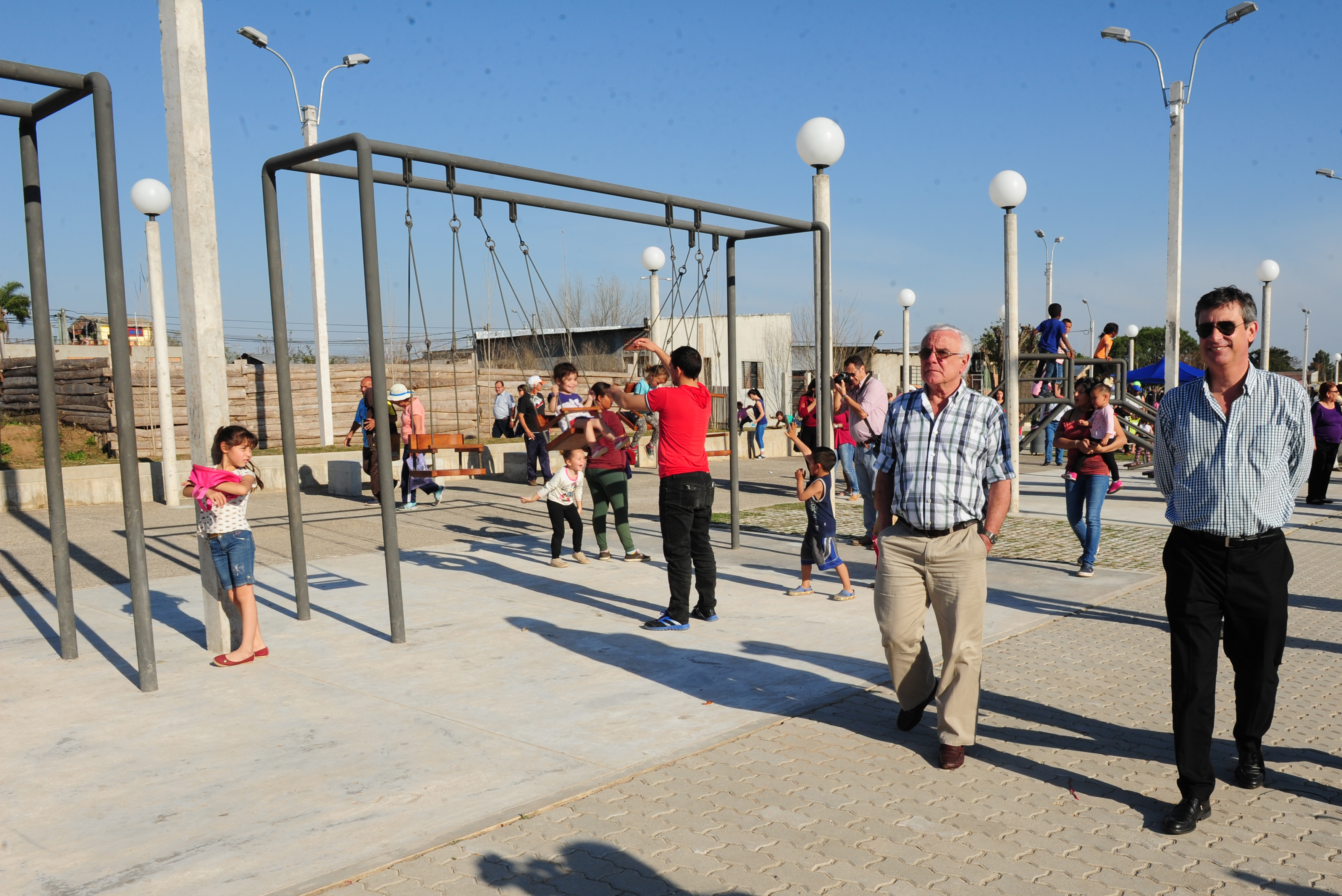 Álvaro García durante su llegada a la inauguración de las obras del barrio Treinta y Tres Orientales de la ciudad de Rivera