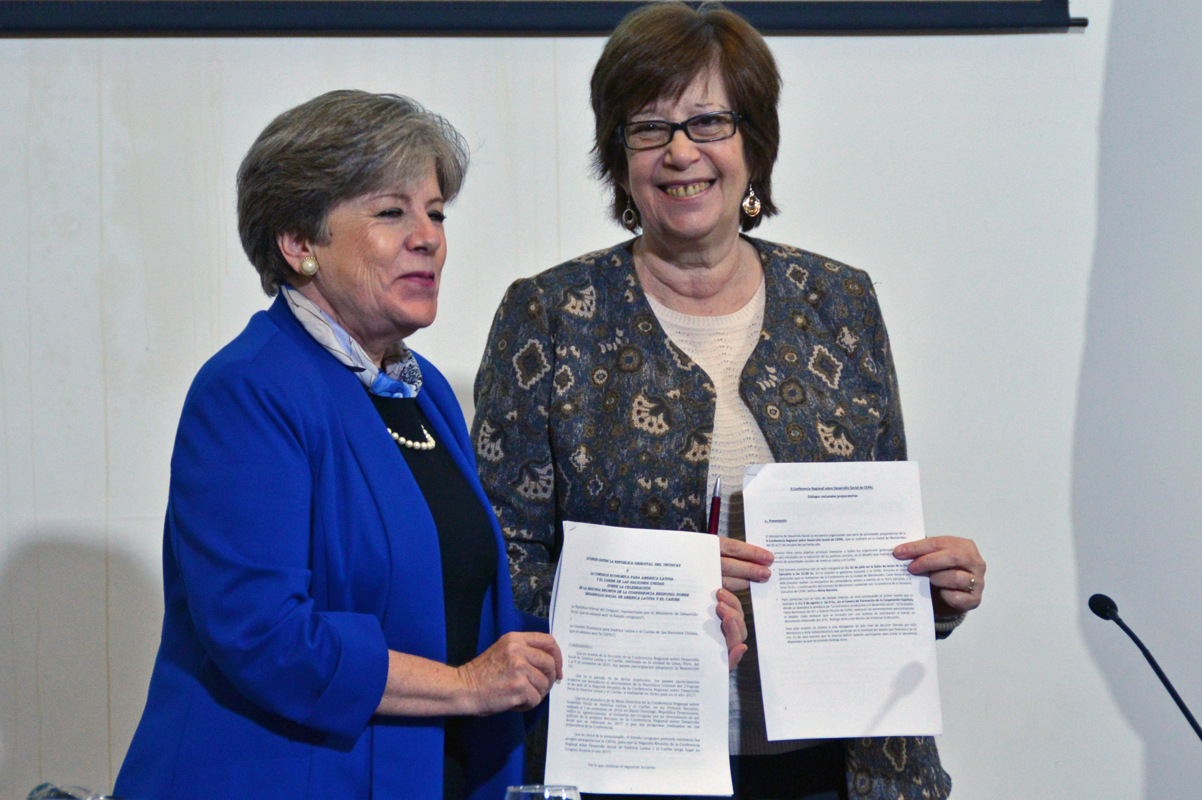 Alicia Bárcena y Marina Arismendi