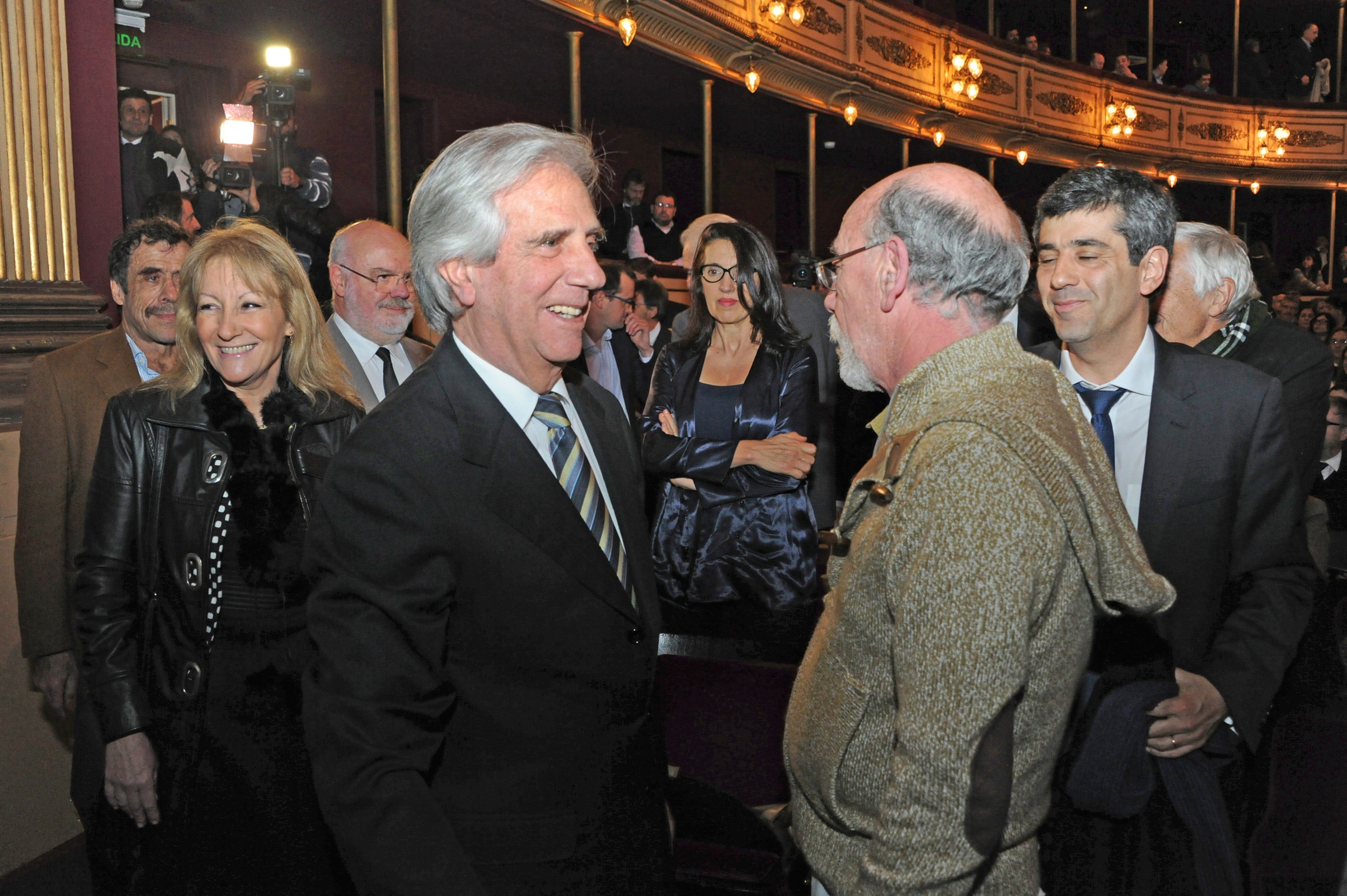 Presidente Tabaré Vázquez ingresa al recinto del teatro Solís