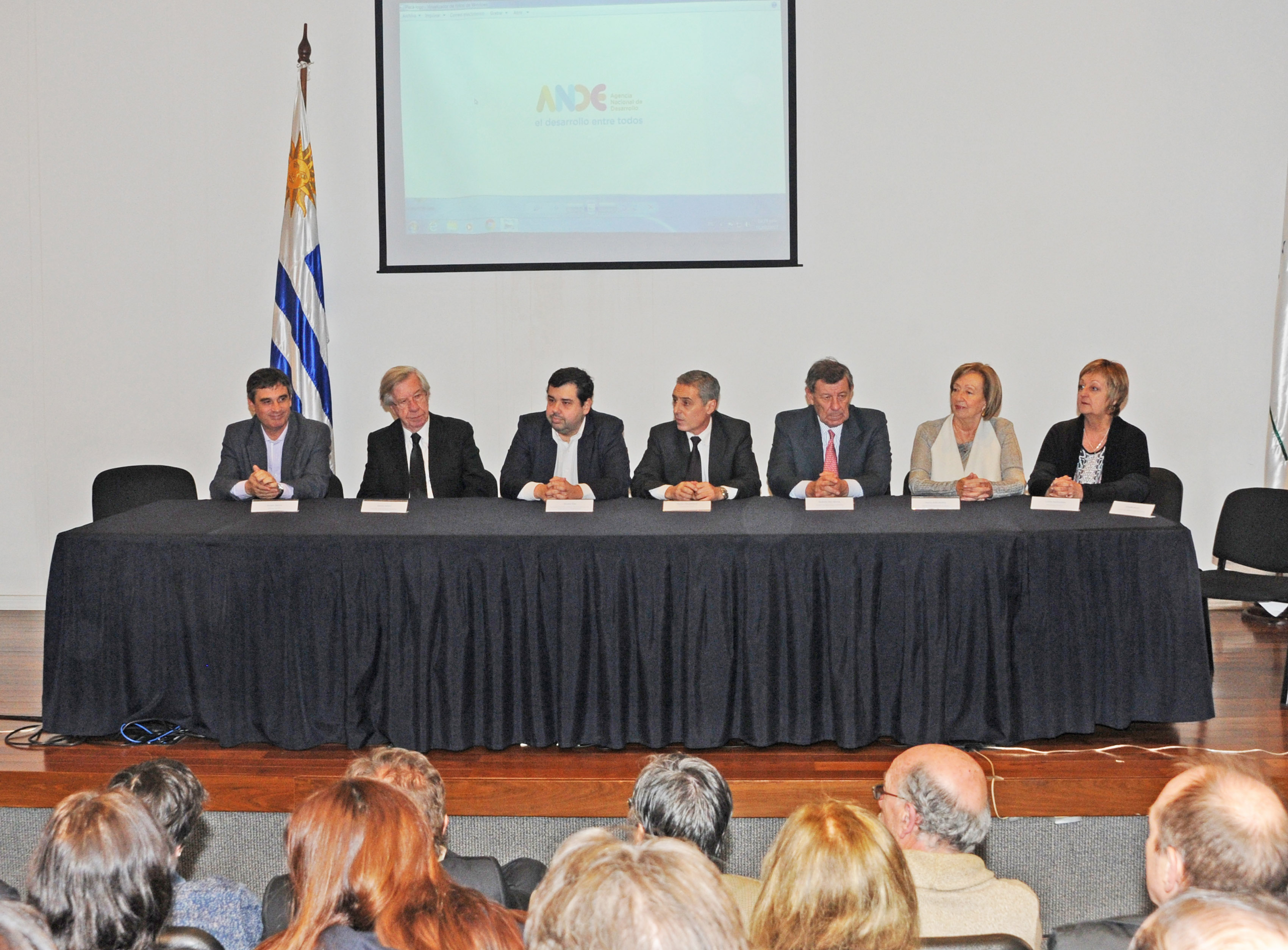 Autoridades que acompañaron el acto