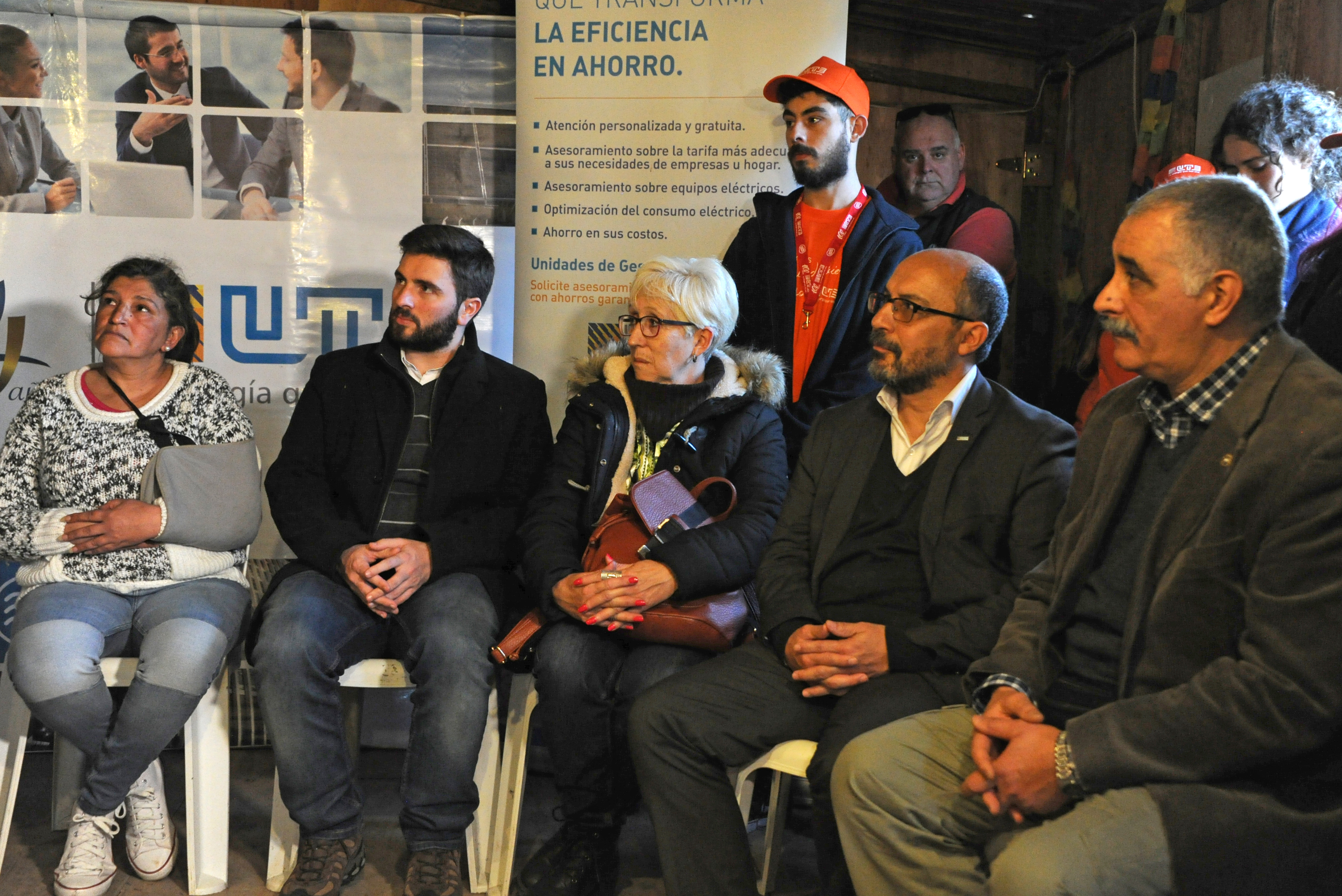 Asistentes al acto de inauguración