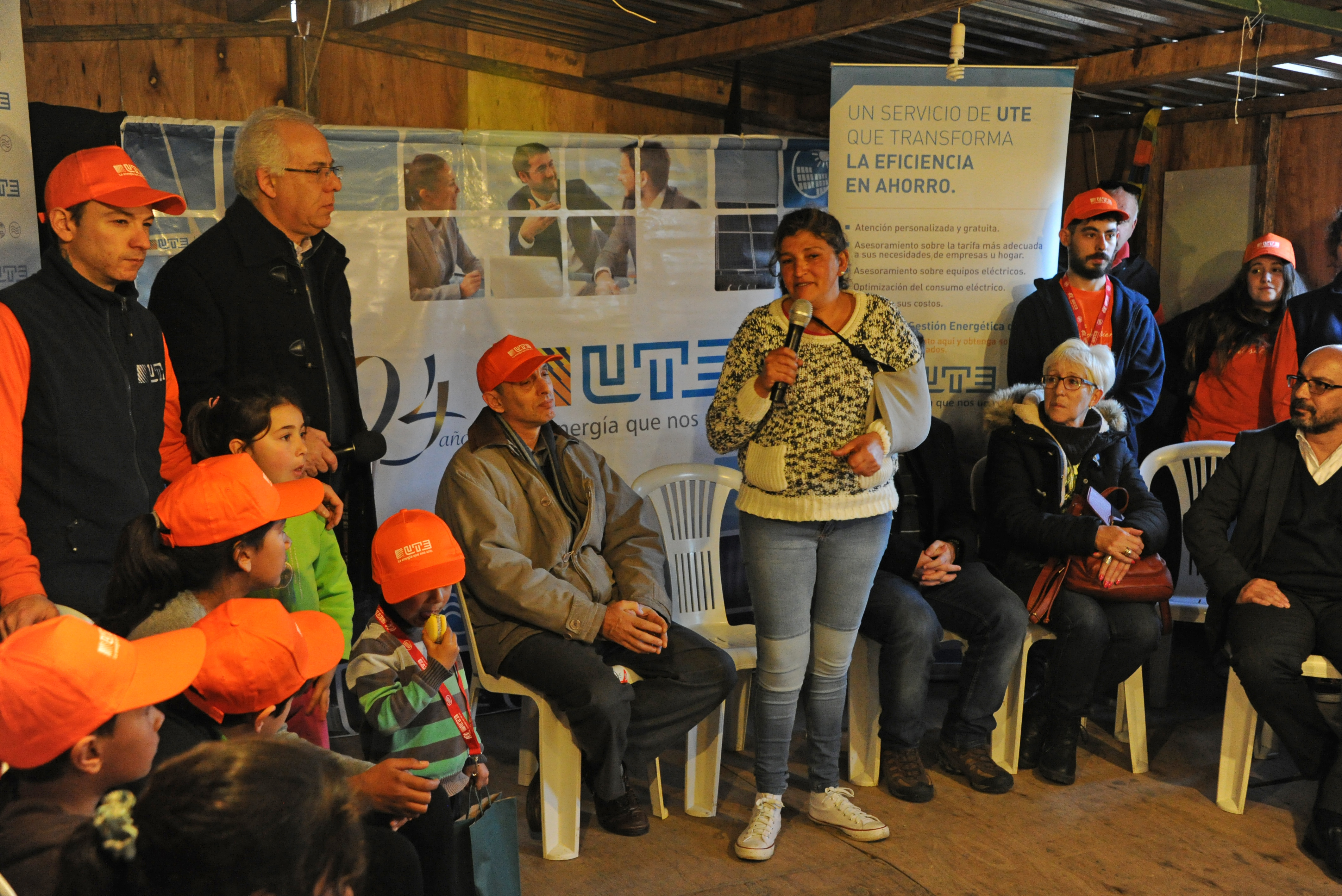 Vecina del barrio 7 de Diciembre, dirigiéndose a los presentes