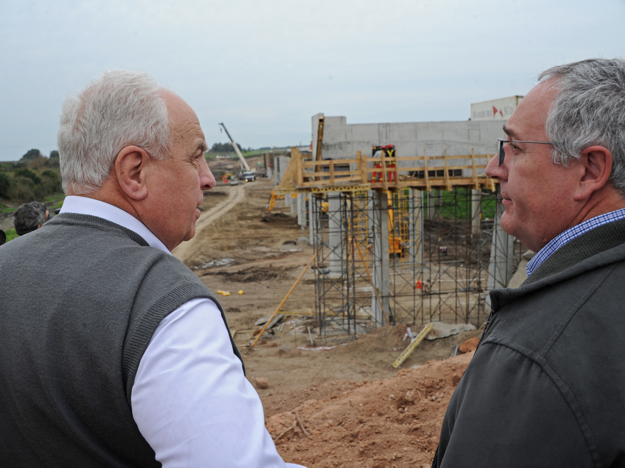 Ministro Rossi durante la recorrida por las obras del puente sobre el río Rosario
