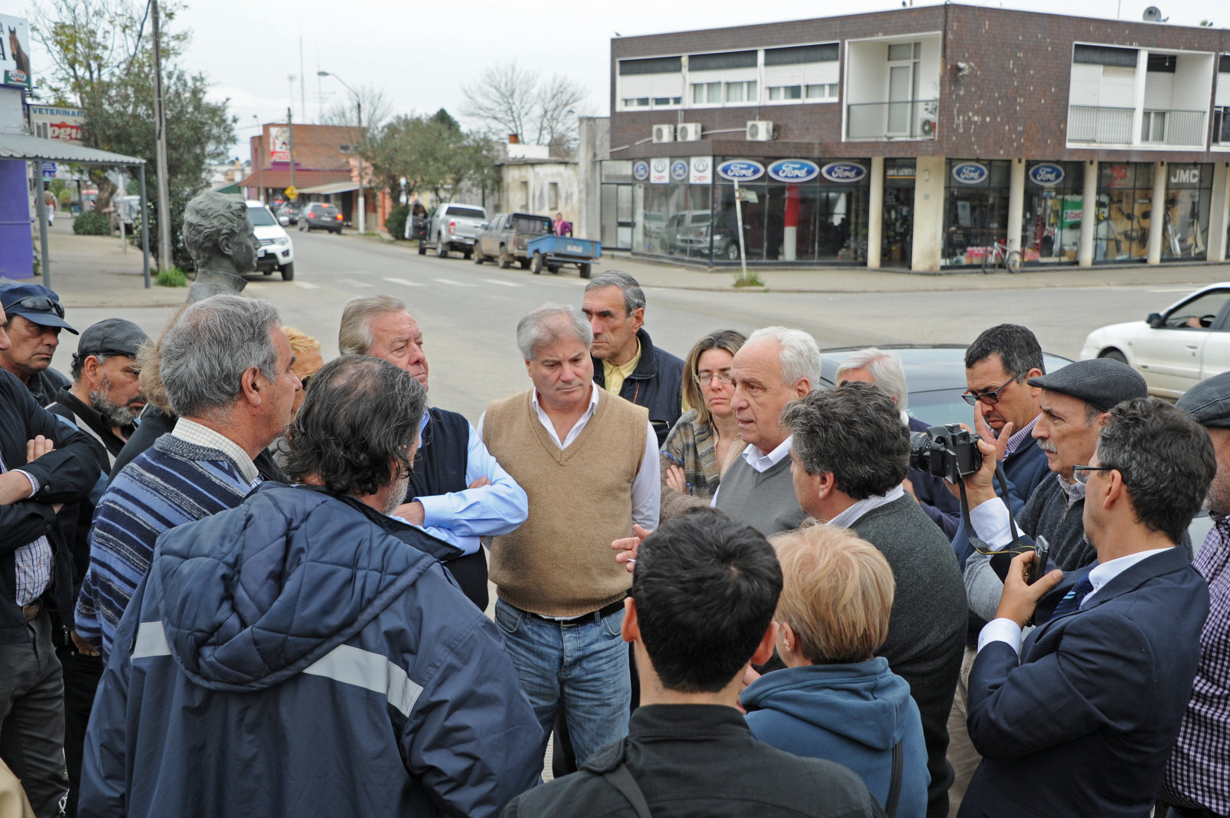 Ministro de Transporte, Víctor Rossi, se reunió con vecinos de la ciudad de Tarariras