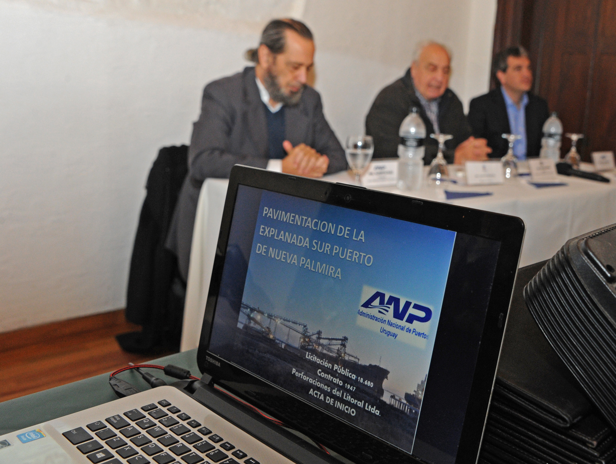 Inicio de la actividad sobre la fima de convenio para realizar la pavimentación de la explanada del puerto de Nueva Palmira