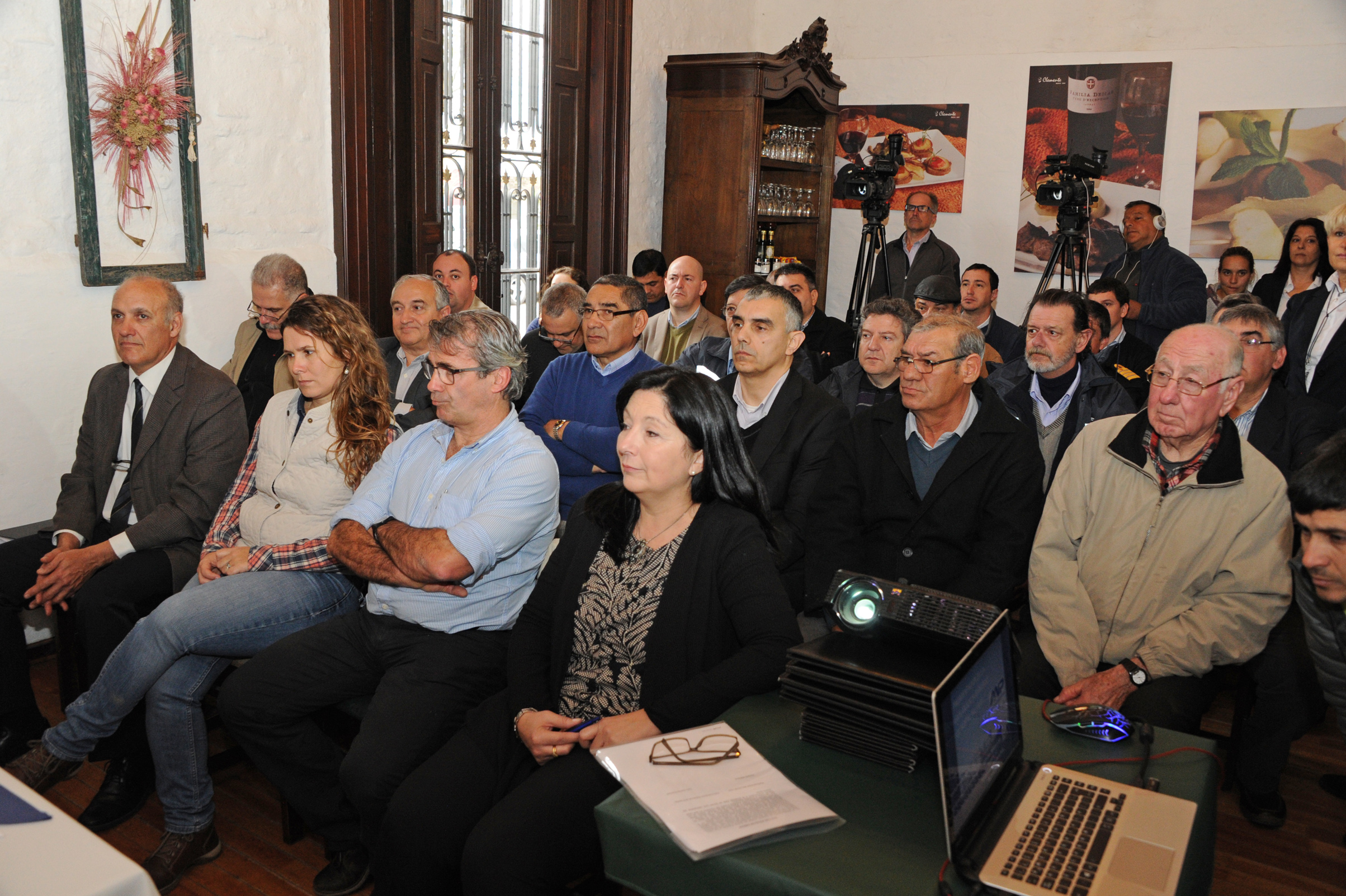 Asistentes a la firma de convenio