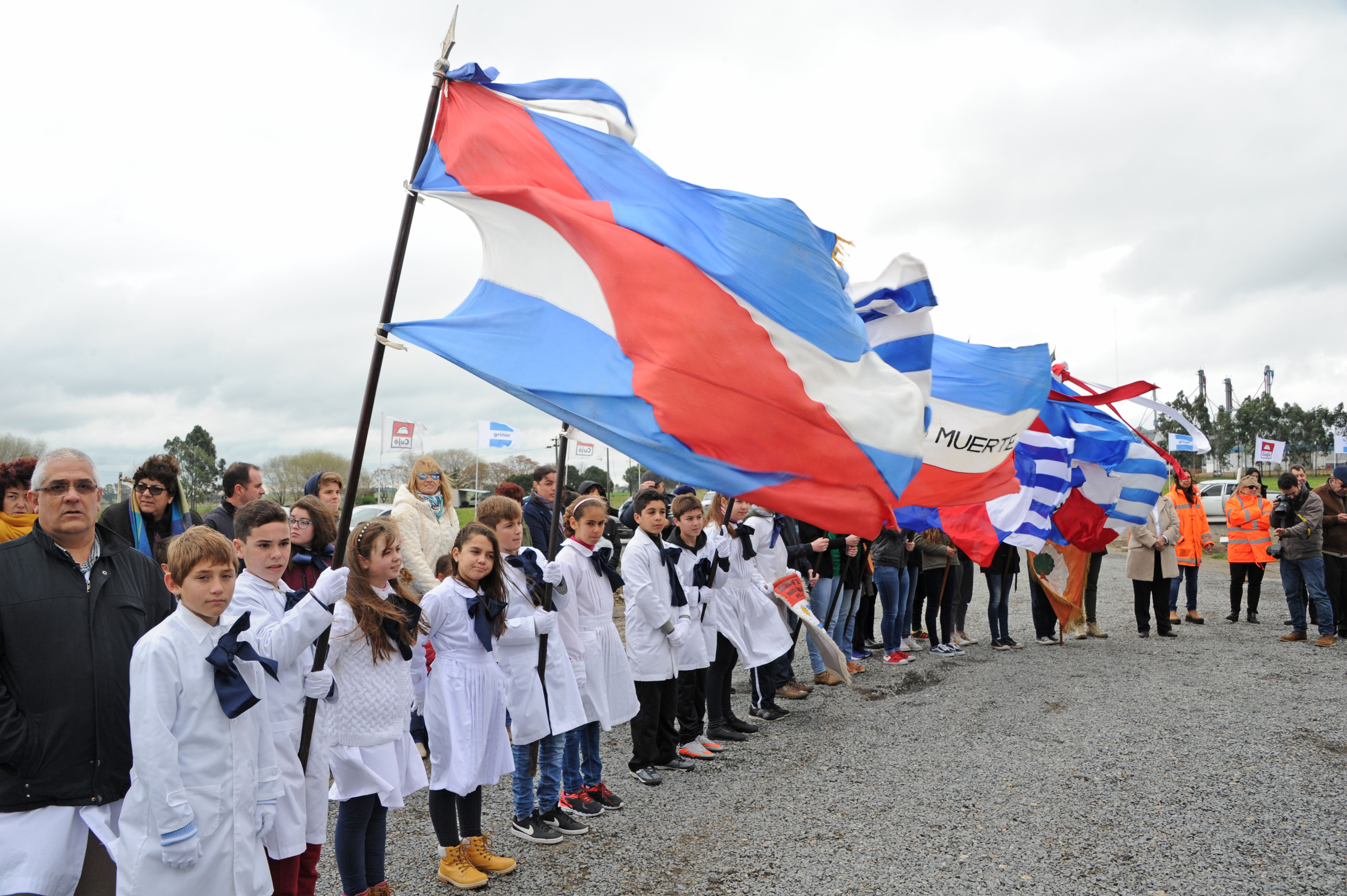 Escolares en el acto de inauguración en Ombúes de Lavalle