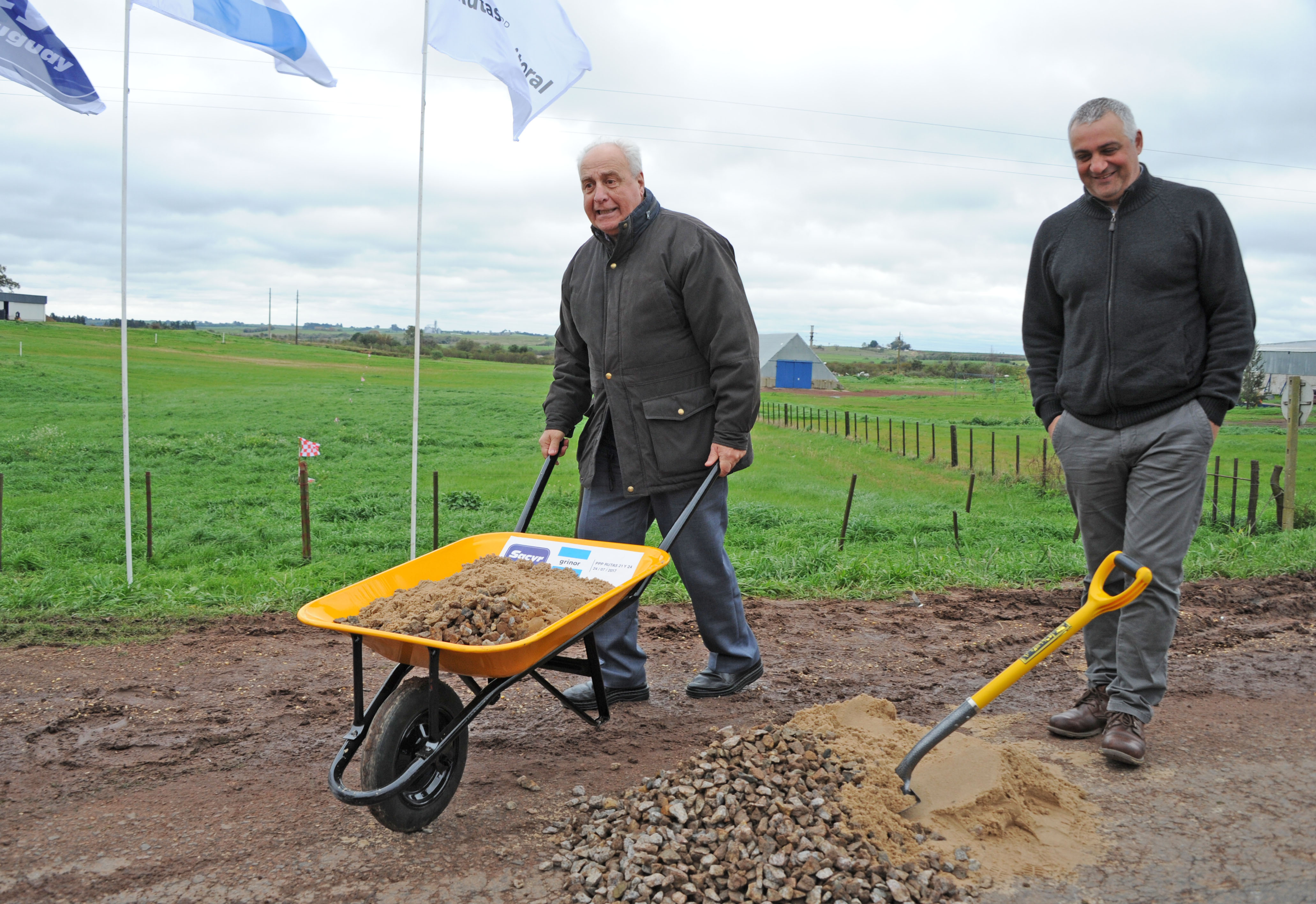 Ministro Rossi da inicio a las obras de manera simbólica cargando un carretilla