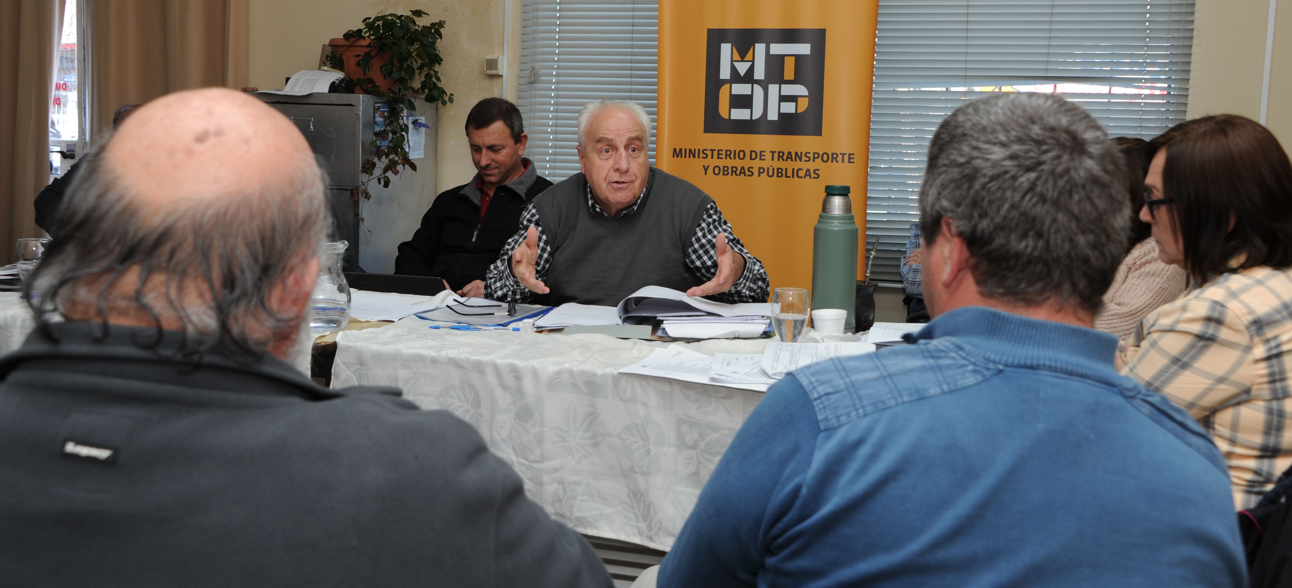 Vecinos locales dialogan con autoridades del Ministerio de Transporte