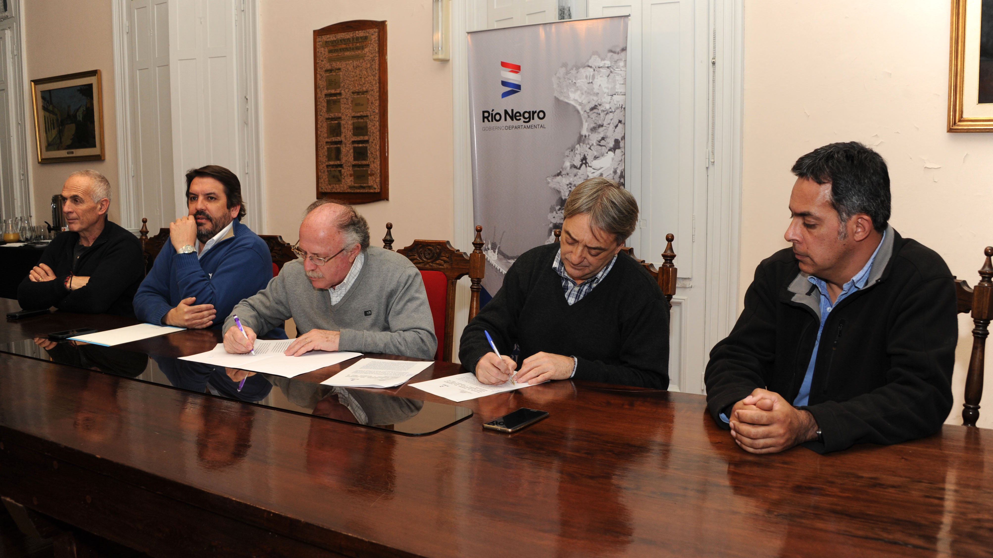Firma de compromiso entre la Intendencia de Río Negro y la Secretaria de Deportes