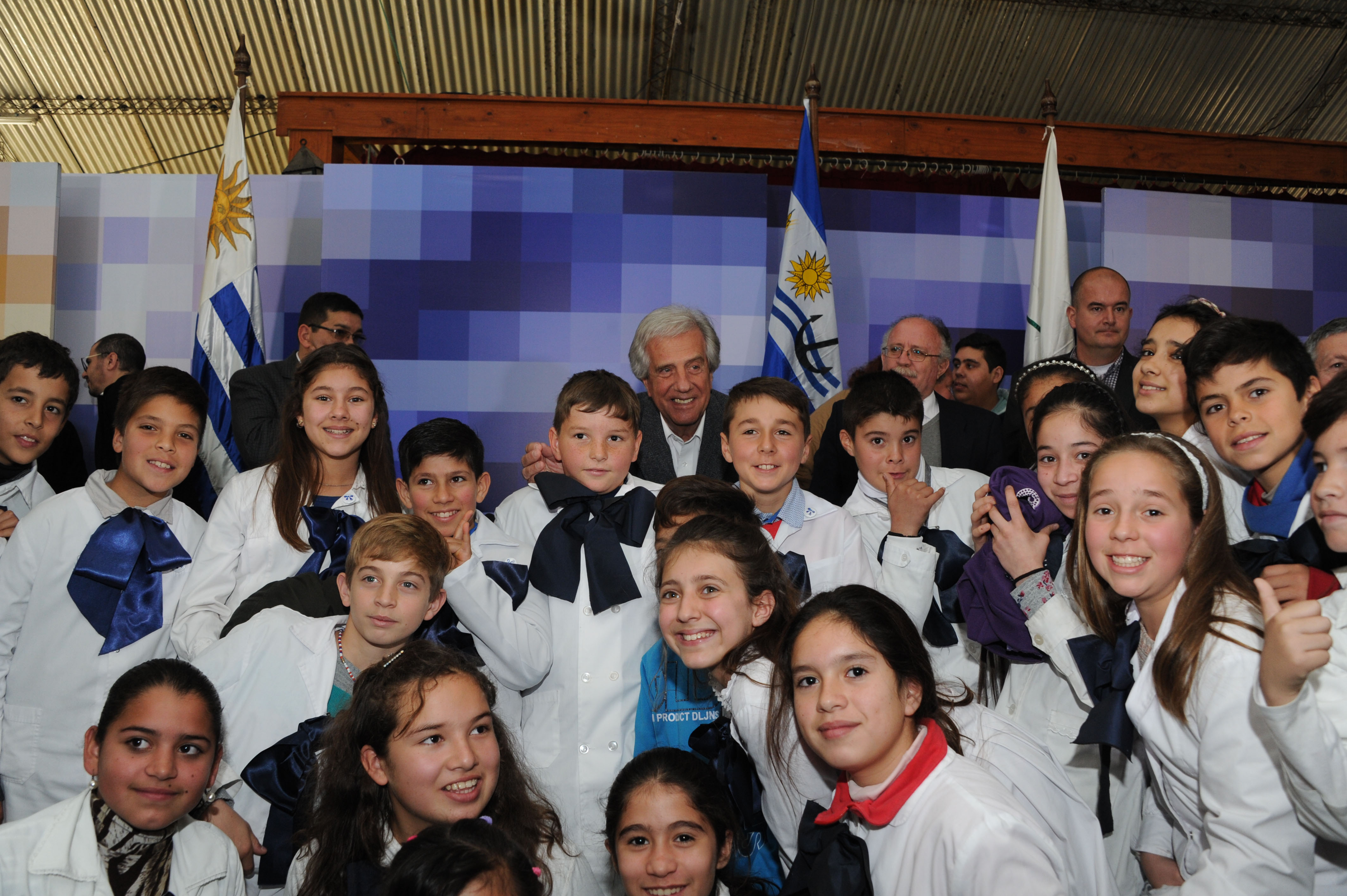 Vázquez se fotografía junto a escolares de Nuevo Berlín