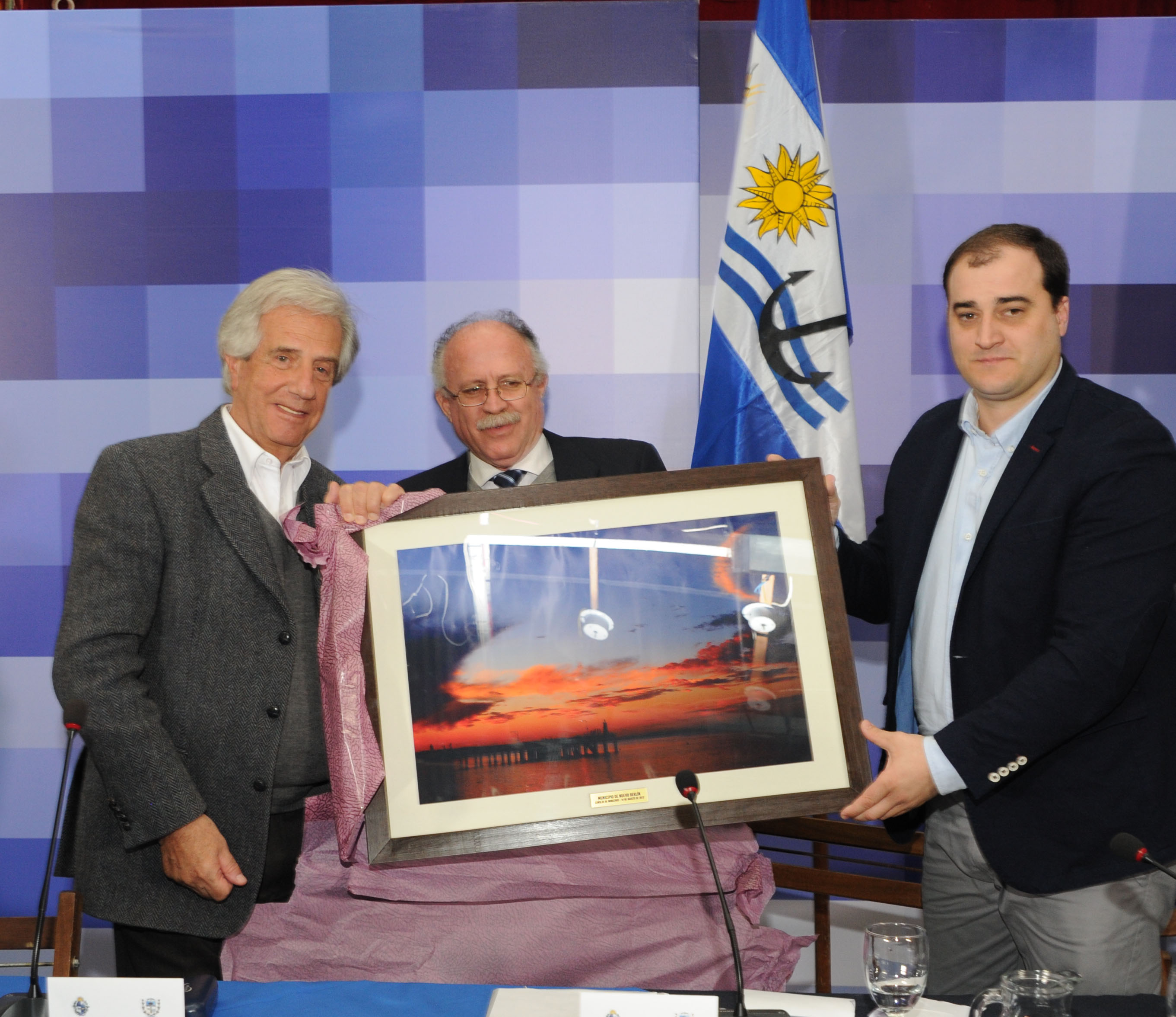Entrega de obsequios por parte del intendente
