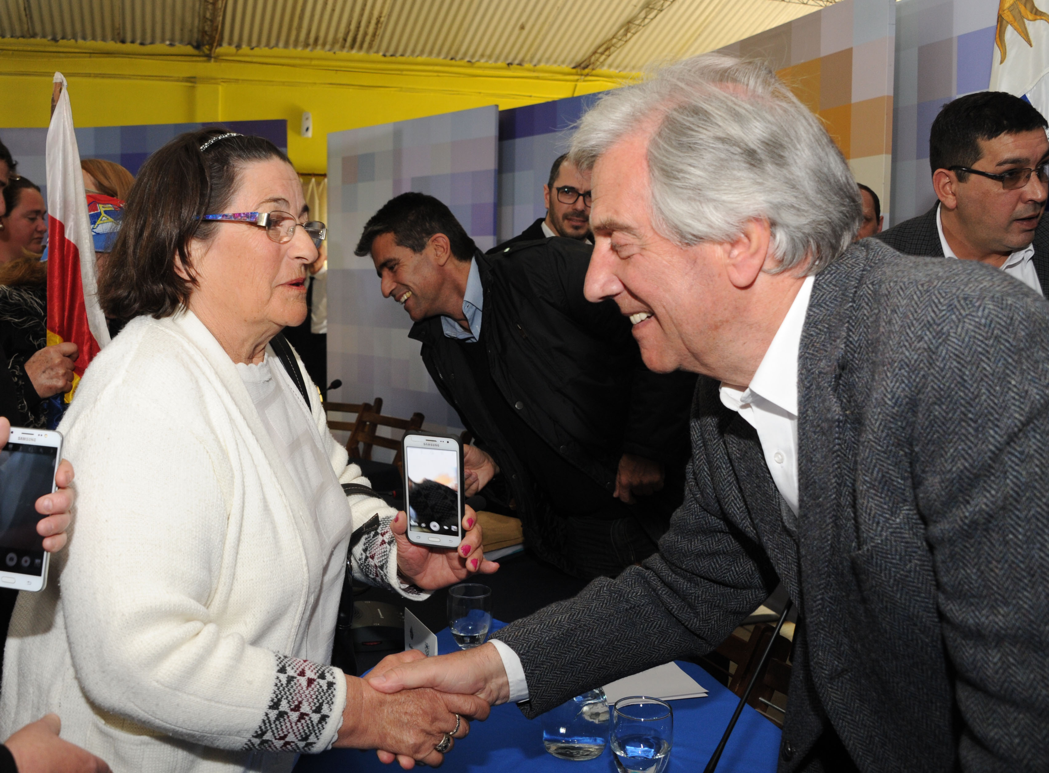 Vàzquez se saluda con una ciudadana de Nuevo Berlín