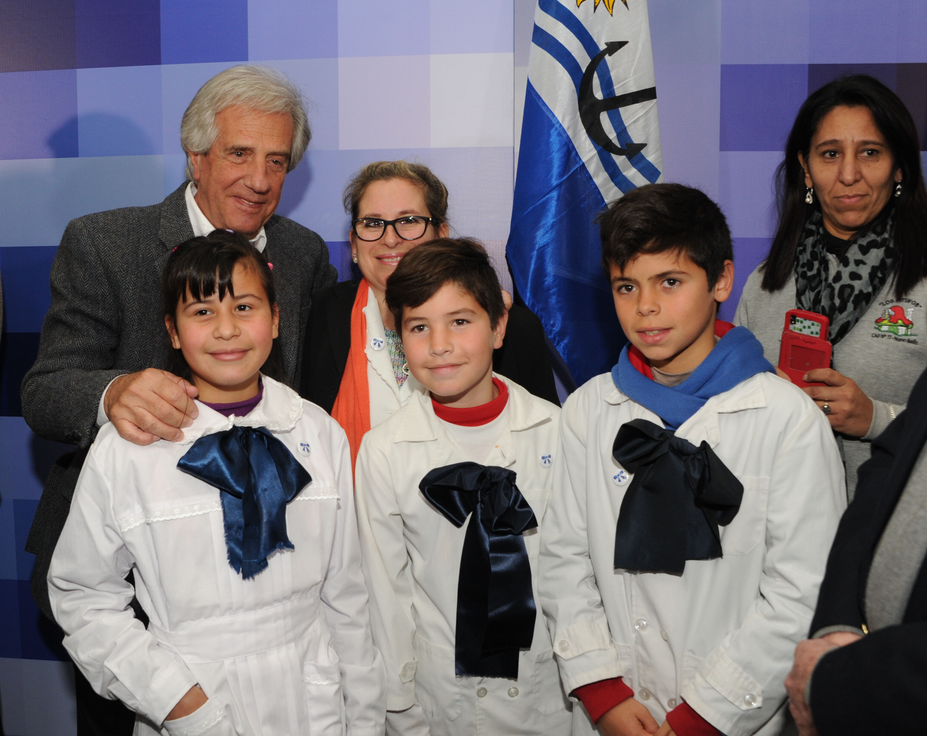 Vázquez se fotografía junto a escolares de Nuevo Berlín