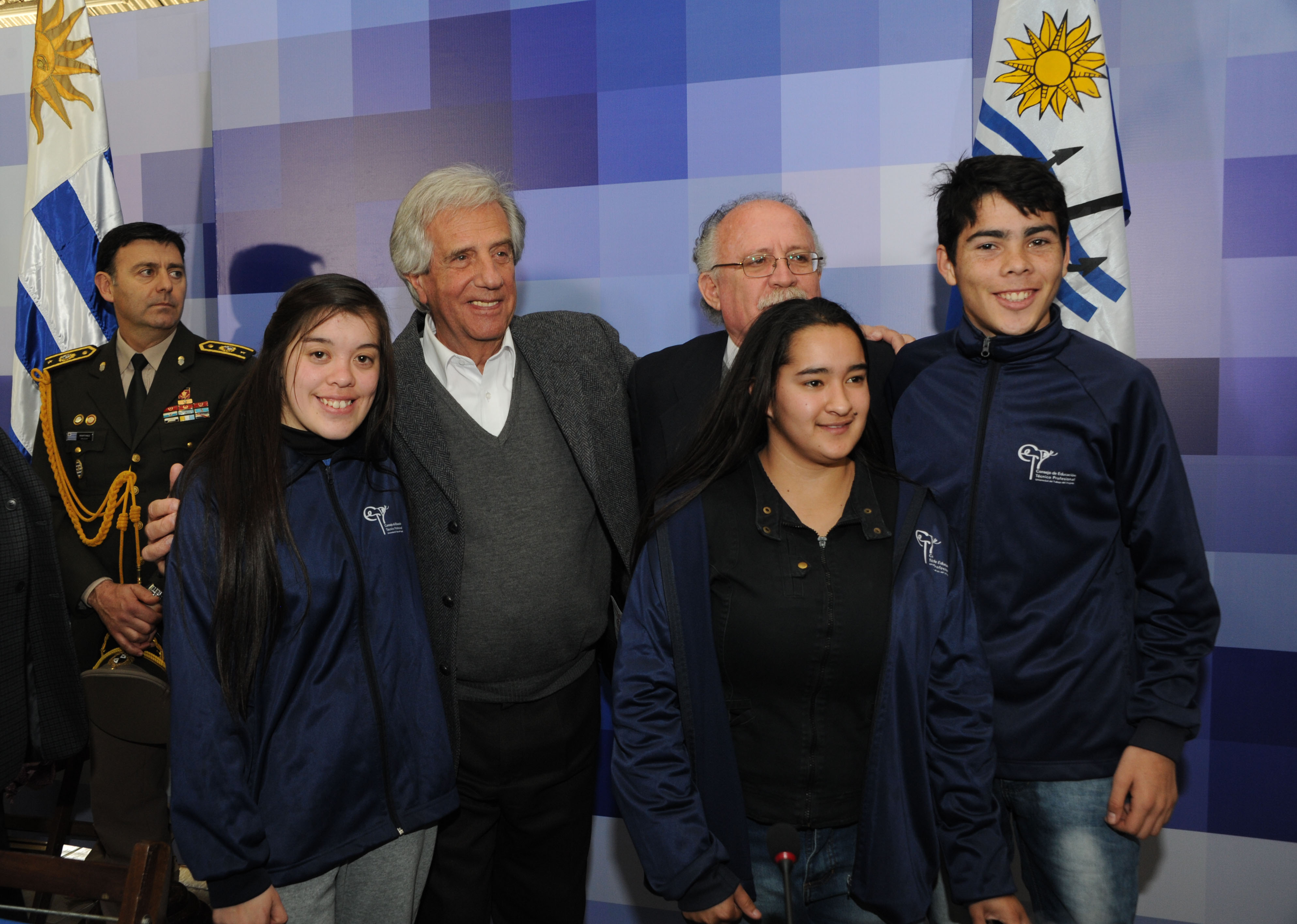 Vázquez se fotografía junto a estudiantes de UTU