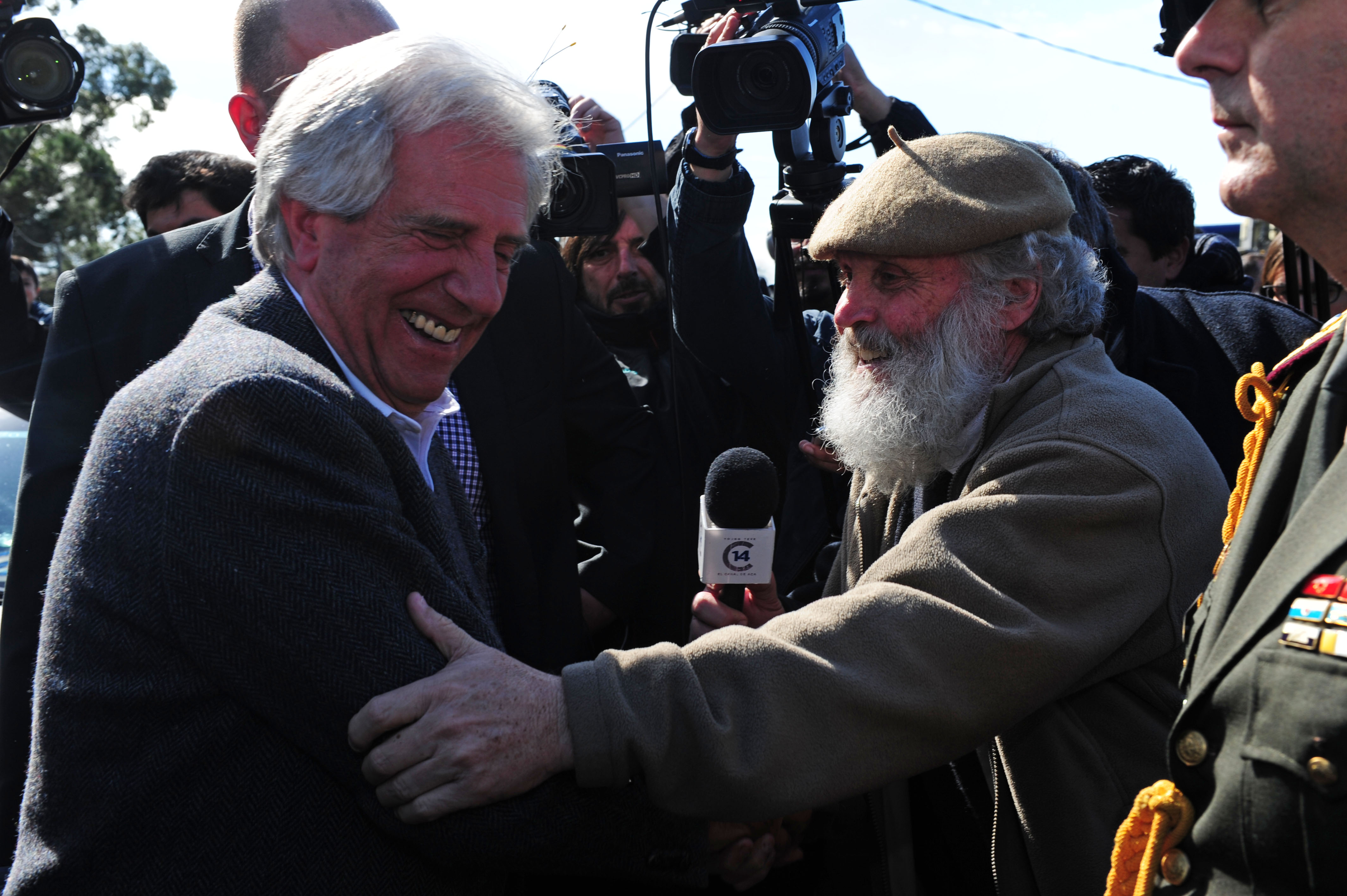 Presidente Vázquez saluda a un ciudadano a la salida del Consejo