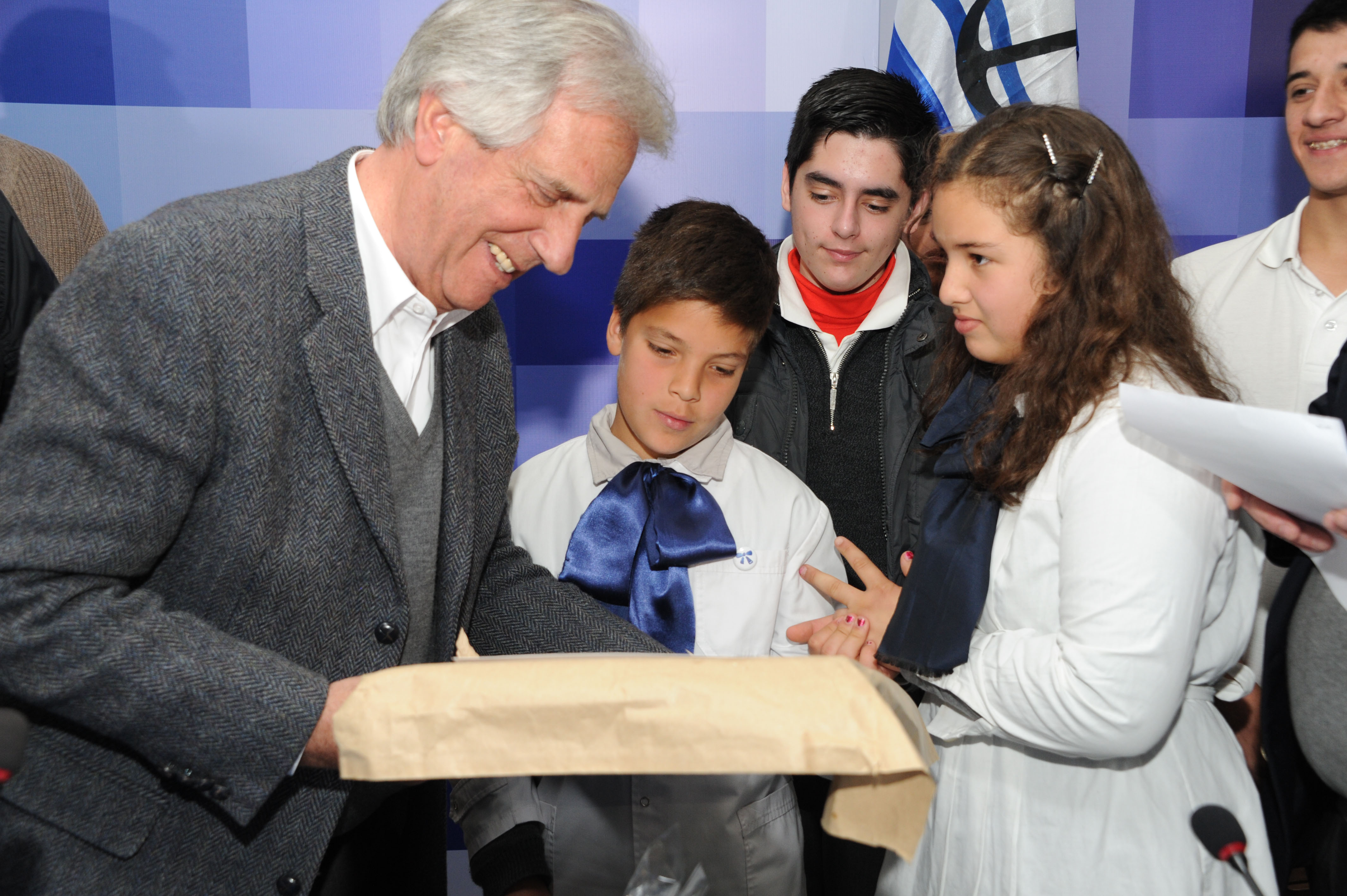 Entrega de obsequio por parte de escolares