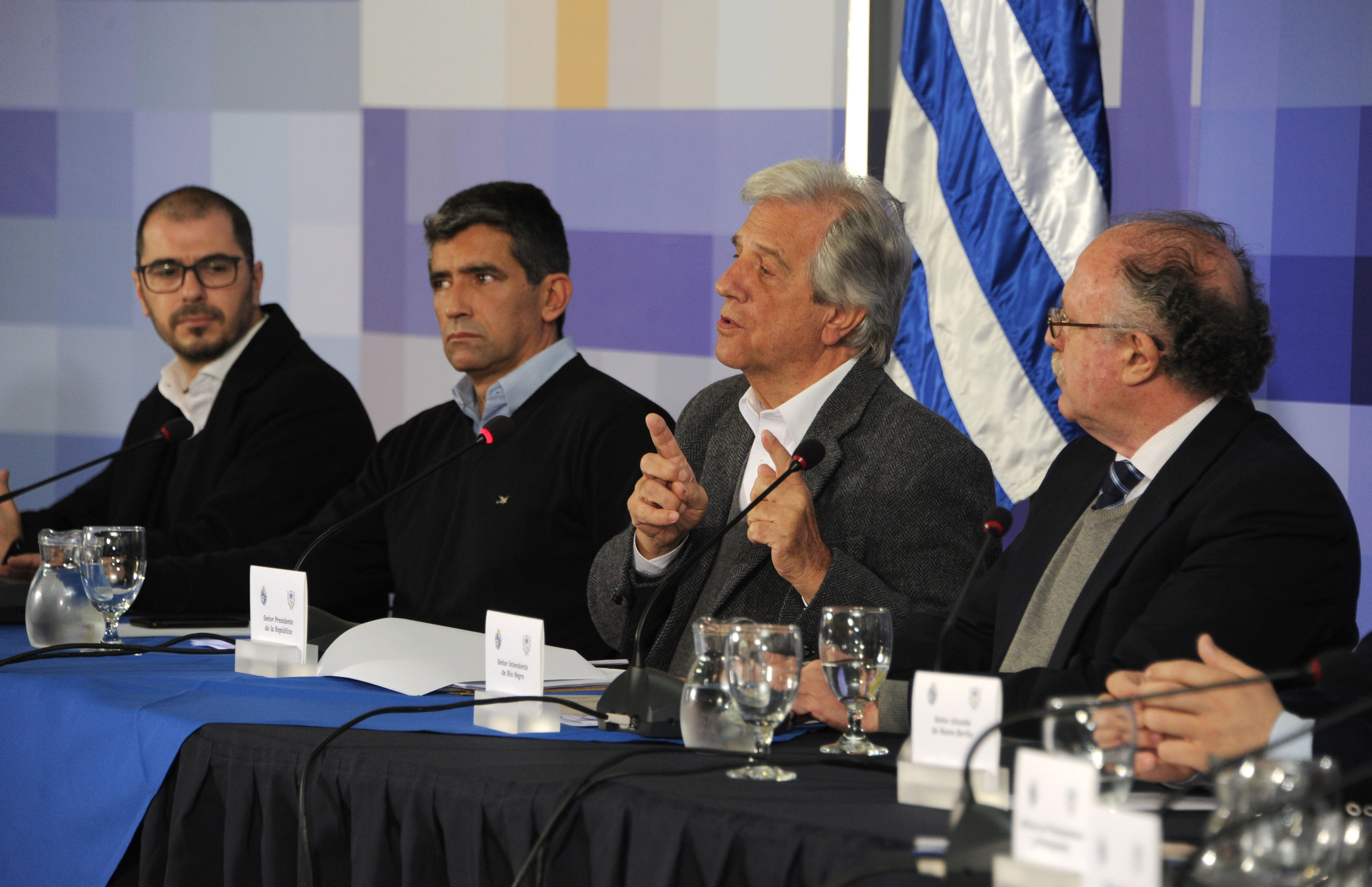 Presidente Tabaré Vázquez, acompañado por Raúl Sendic, Juan Andrés Roballo y Oscar Terzaghi