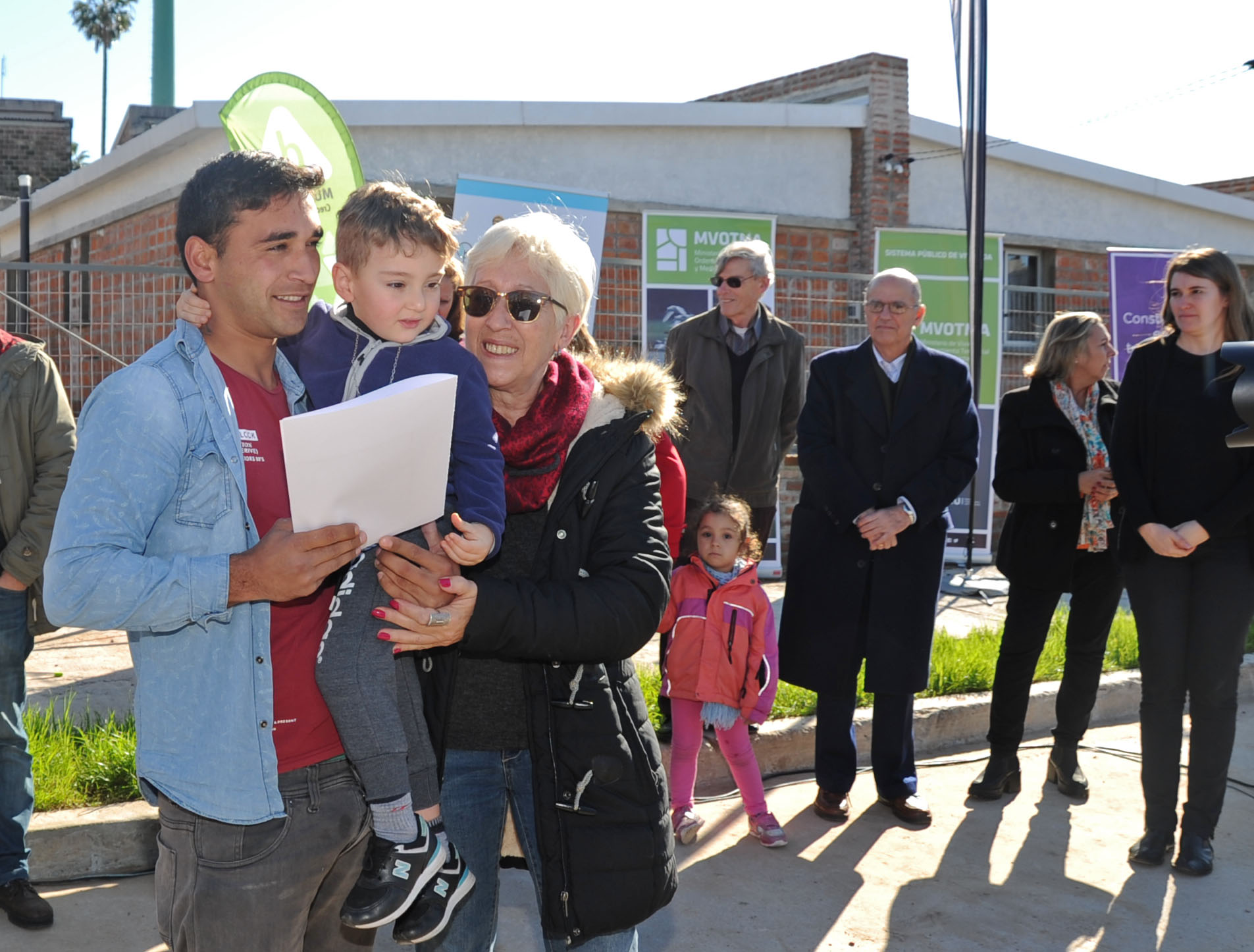 Familia beneficiaria recibe las llaves de su nuevo hogar