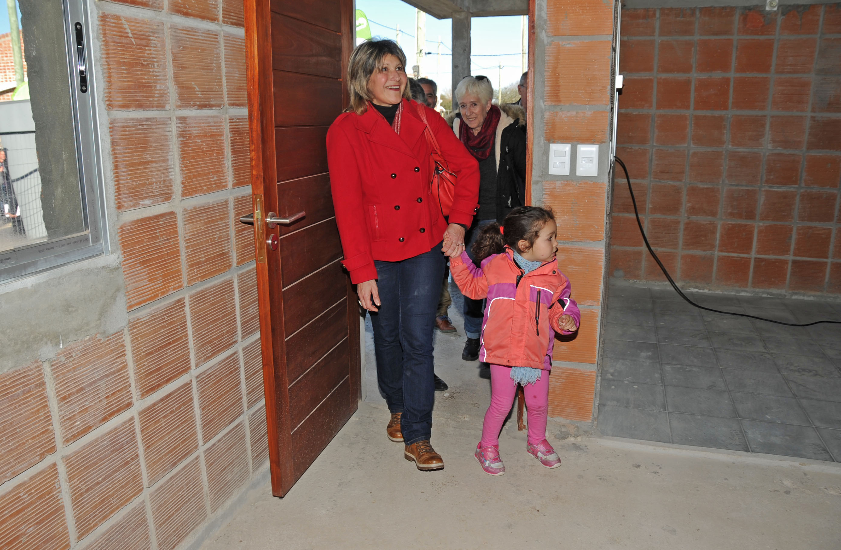 Familia beneficiaria recibe las llaves de su nuevo hogar