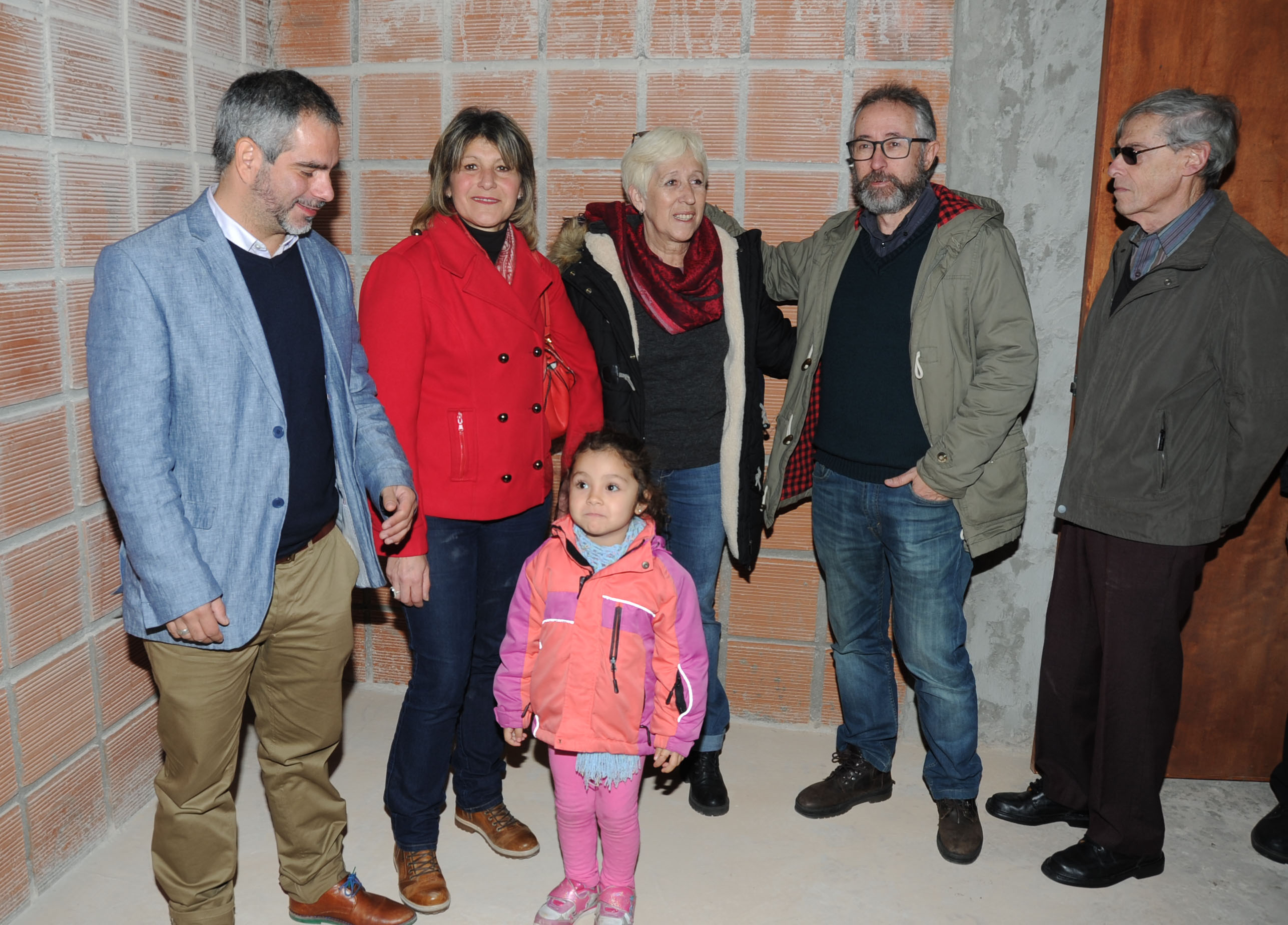 Familia beneficiaria recibe las llaves de su nuevo hogar