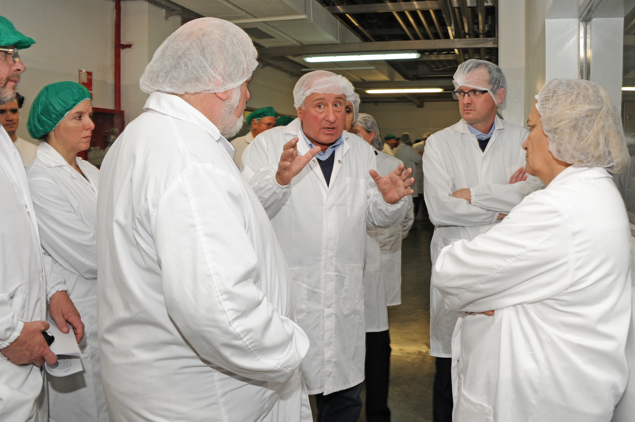 Autoridades en planta industrial Alimentos Fray Bentos