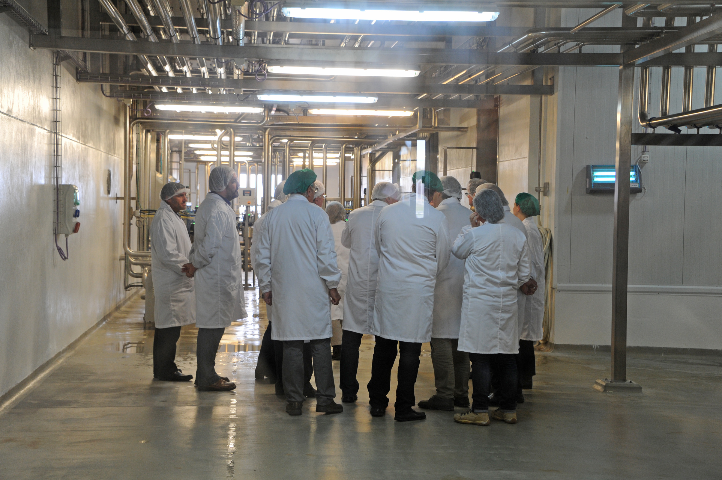 Autoridades en planta industrial Alimentos Fray Bentos