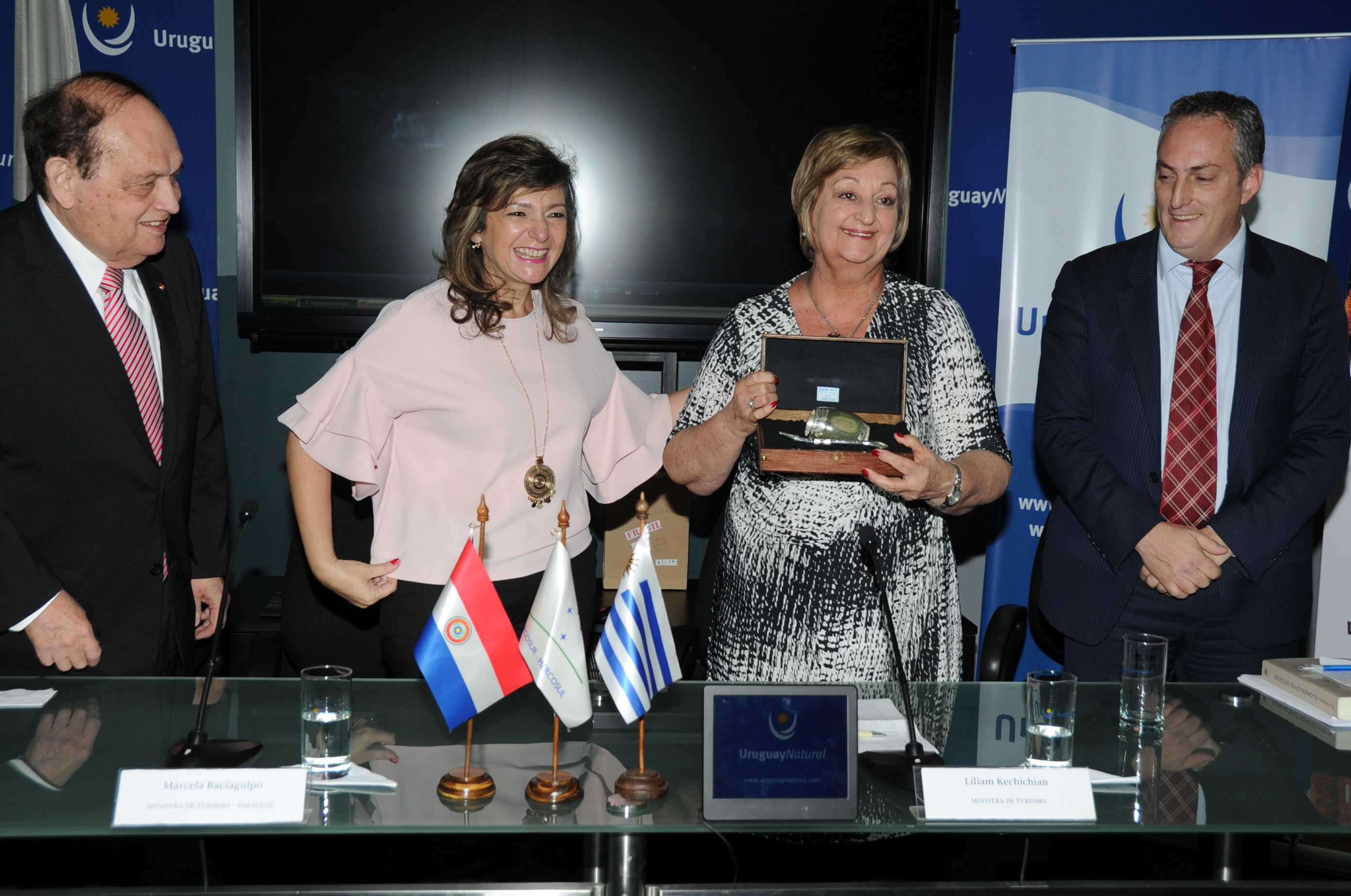 Entrega de reconocimiento a la ministra de Turismo de Uruguay, Liliam Kechichian