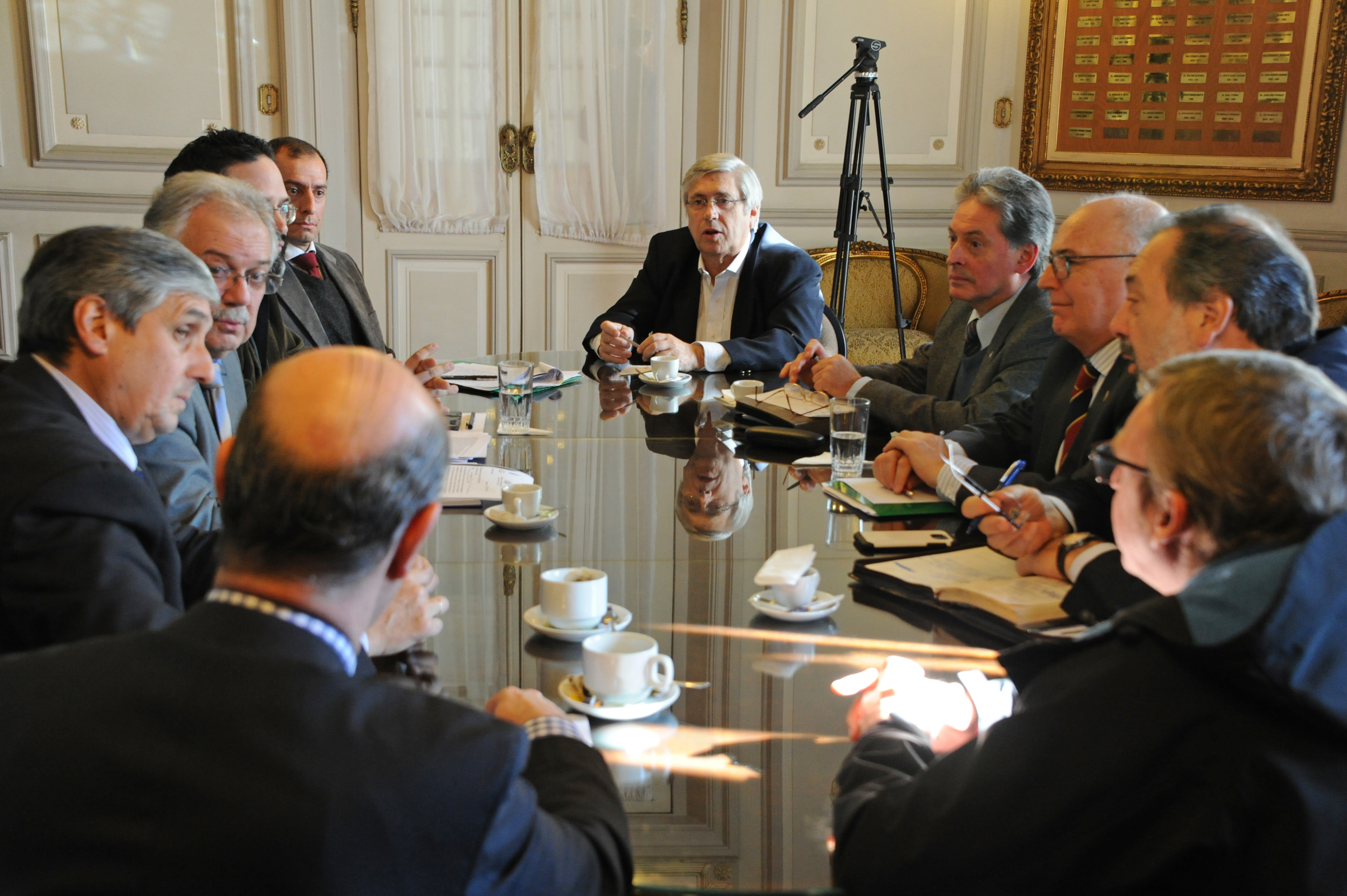 Reunión de autoridades del Ministerio de Defensa Nacional con representantes de los partidos políticos