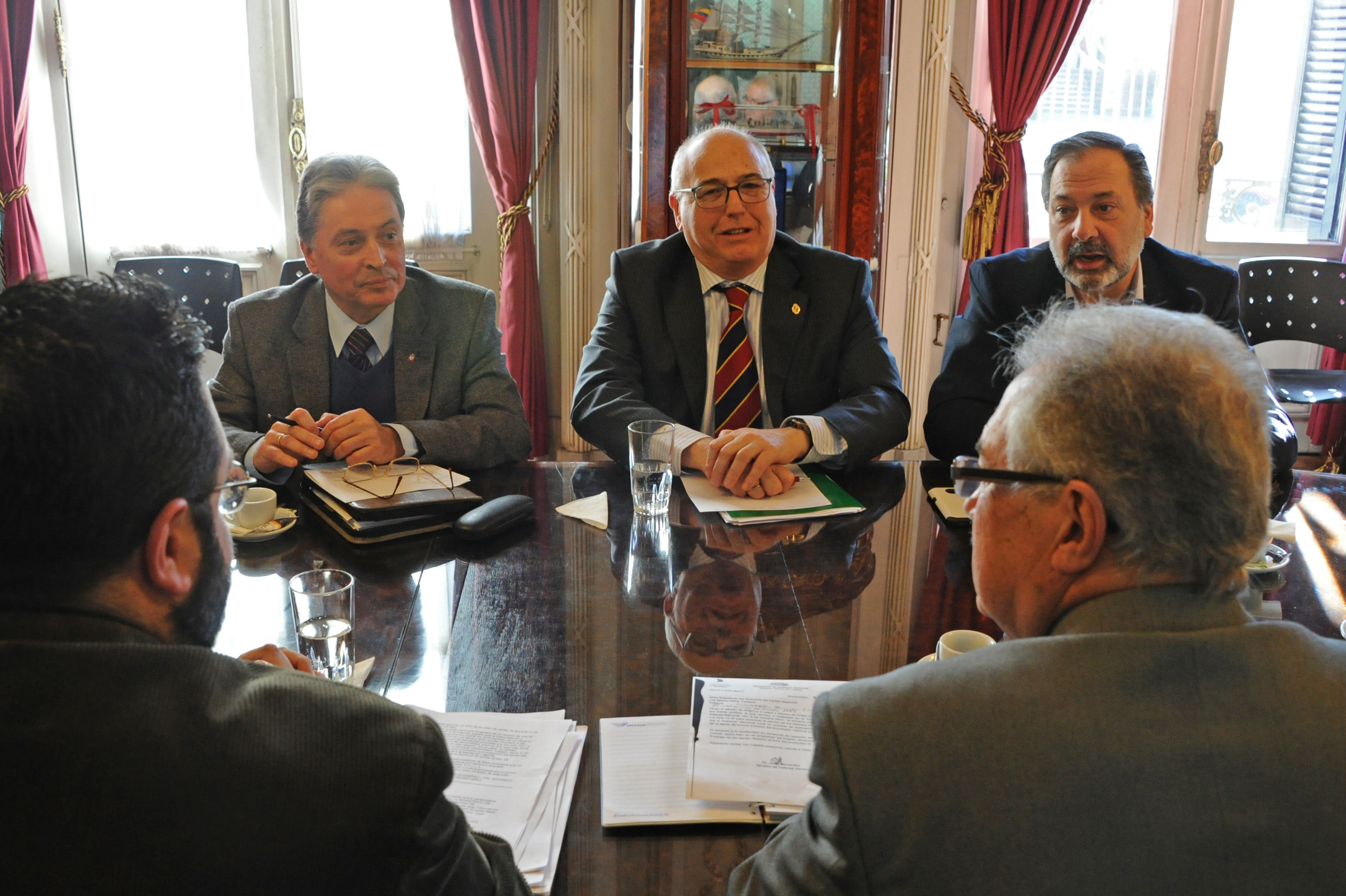 Reunión de autoridades del Ministerio de Defensa Nacional con representantes de los partidos políticos