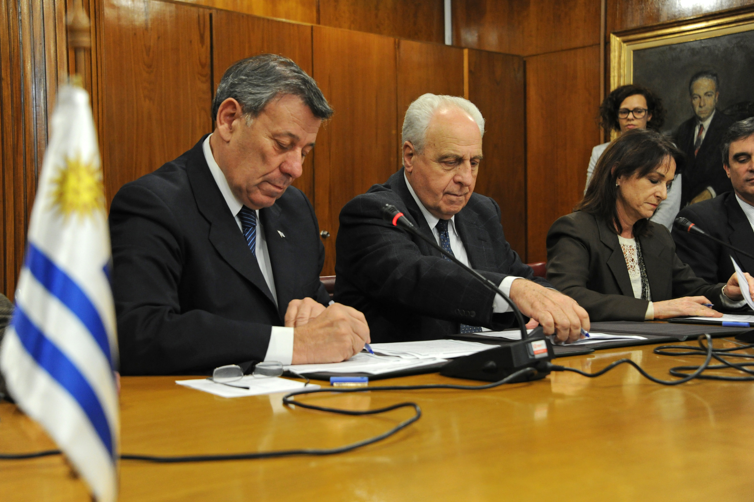 Ministros Rodolfo Nin Novoa y Víctor Rossi durante la firma del acuerdo
