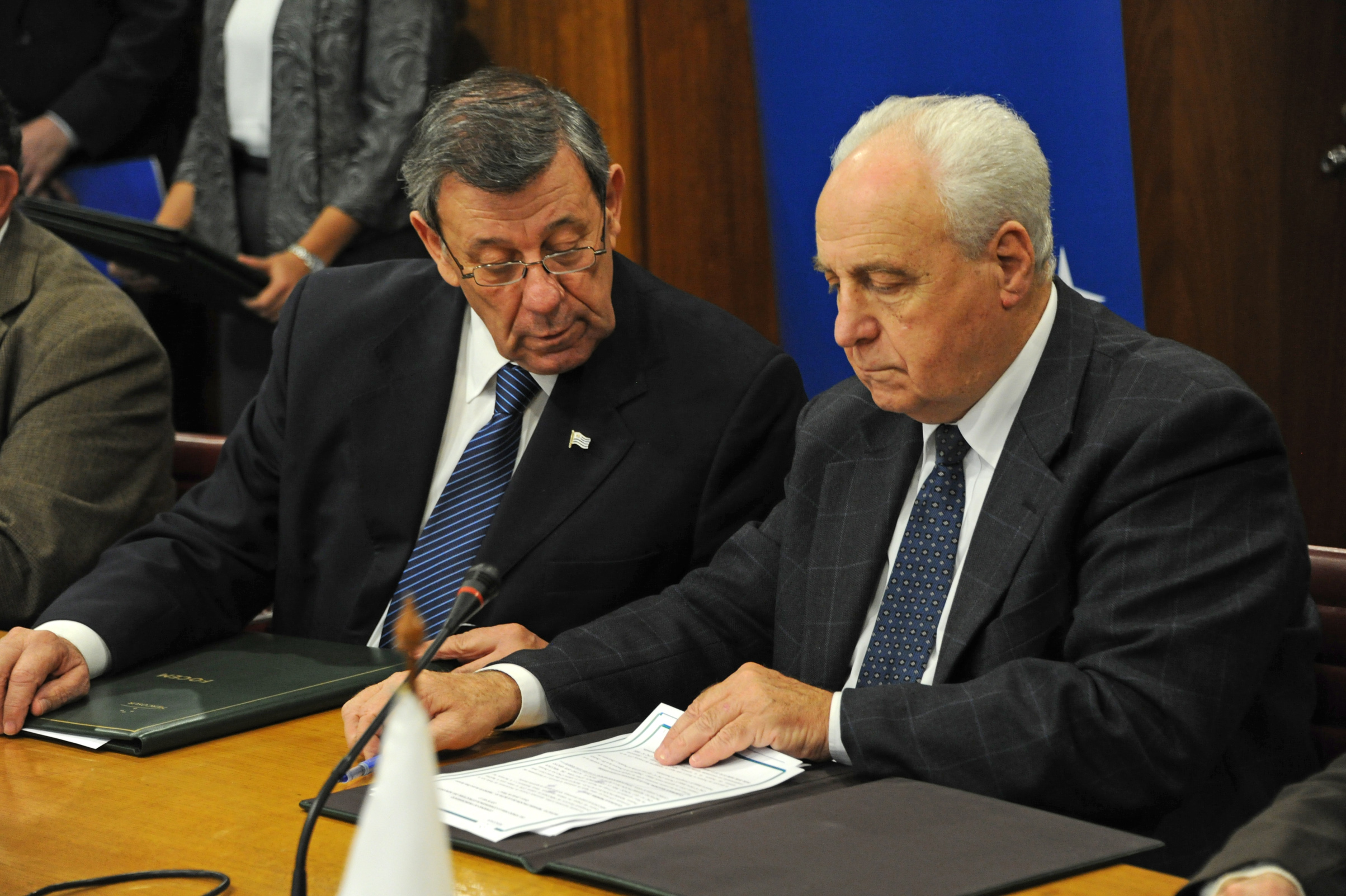Ministros Rodolfo Nin Novoa y Víctor Rossi durante la firma del acuerdo