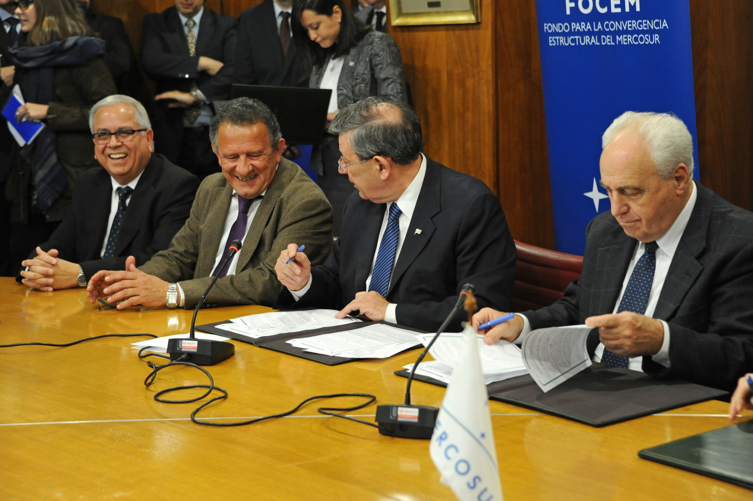 Autoridades durante la firma del acuerdo