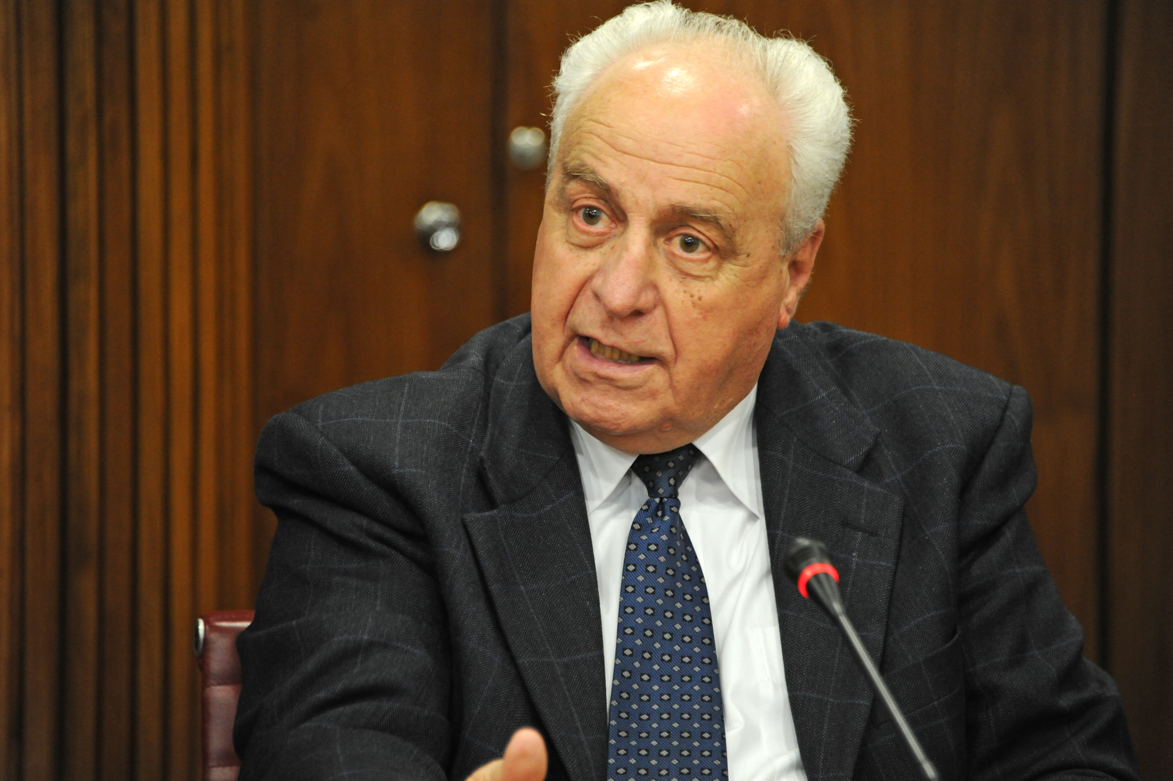 Ministro de Transporte y Obras Públicas, Víctor Rossi, haciendo uso de la palabra